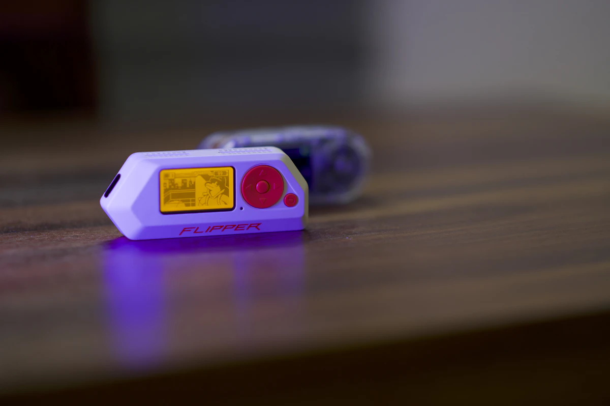 Concepto visual de una vulnerabilidad de hardware: un circuito impreso con un punto débil resaltado.