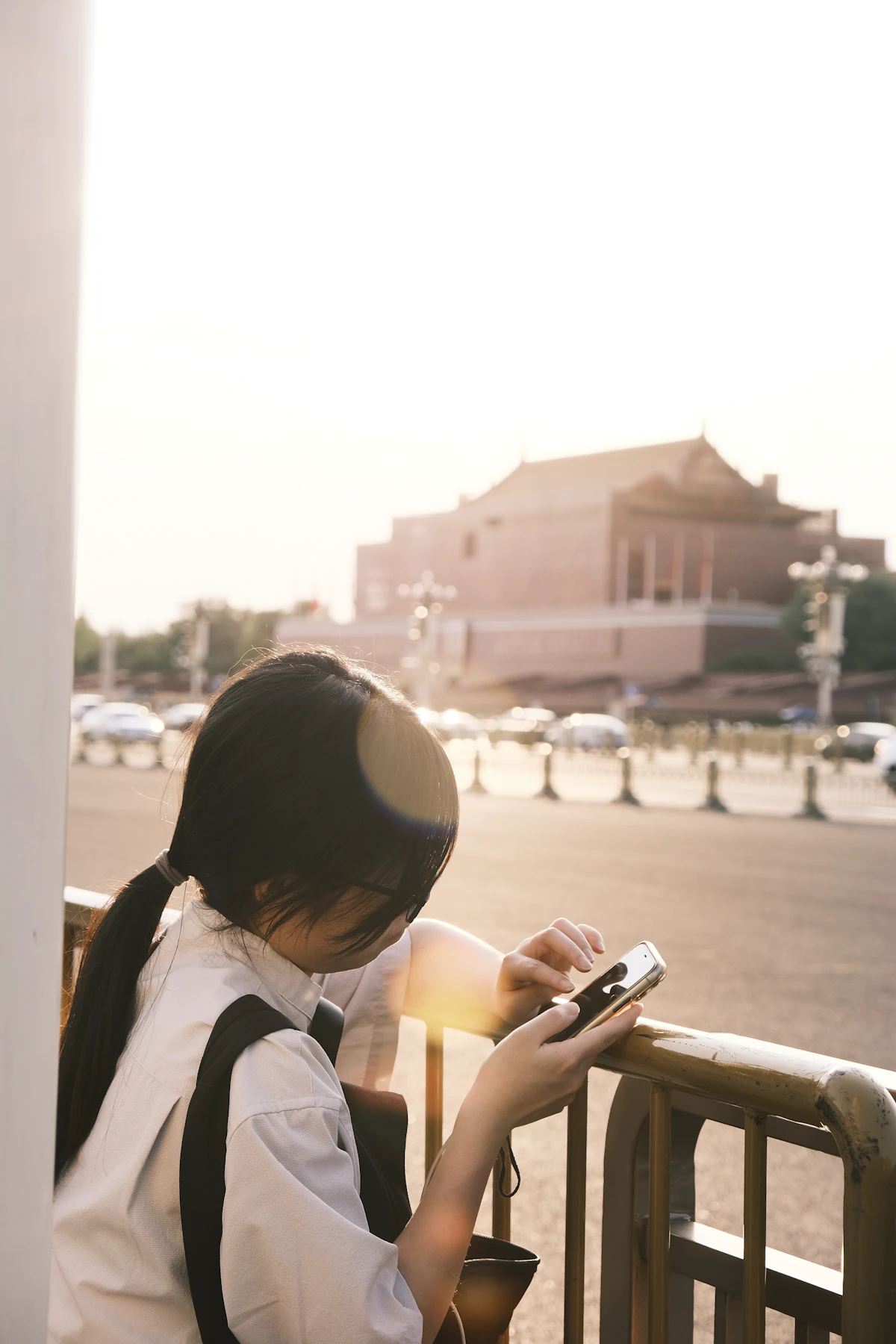 Jeune femme utilisant son téléphone devant un bâtiment