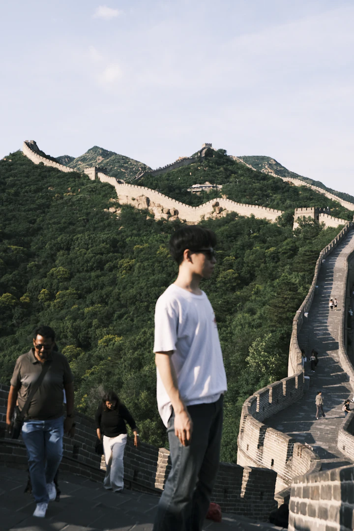 Besucher gehen auf der Chinesischen Mauer