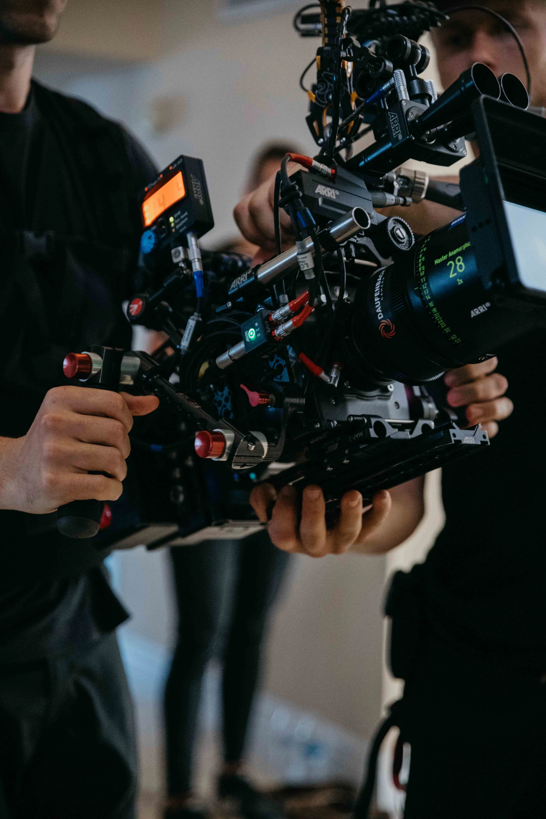 Professionelle Filmkamera und Produktionsteam