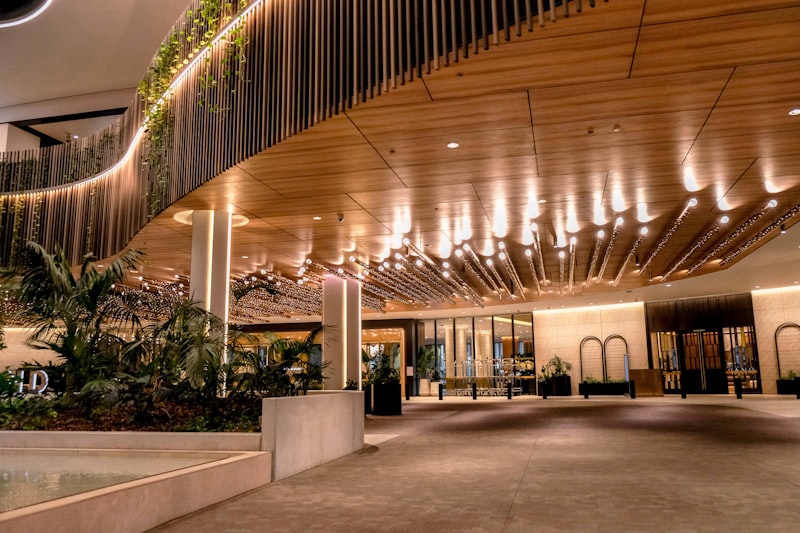 Interior moderno con plantas y madera