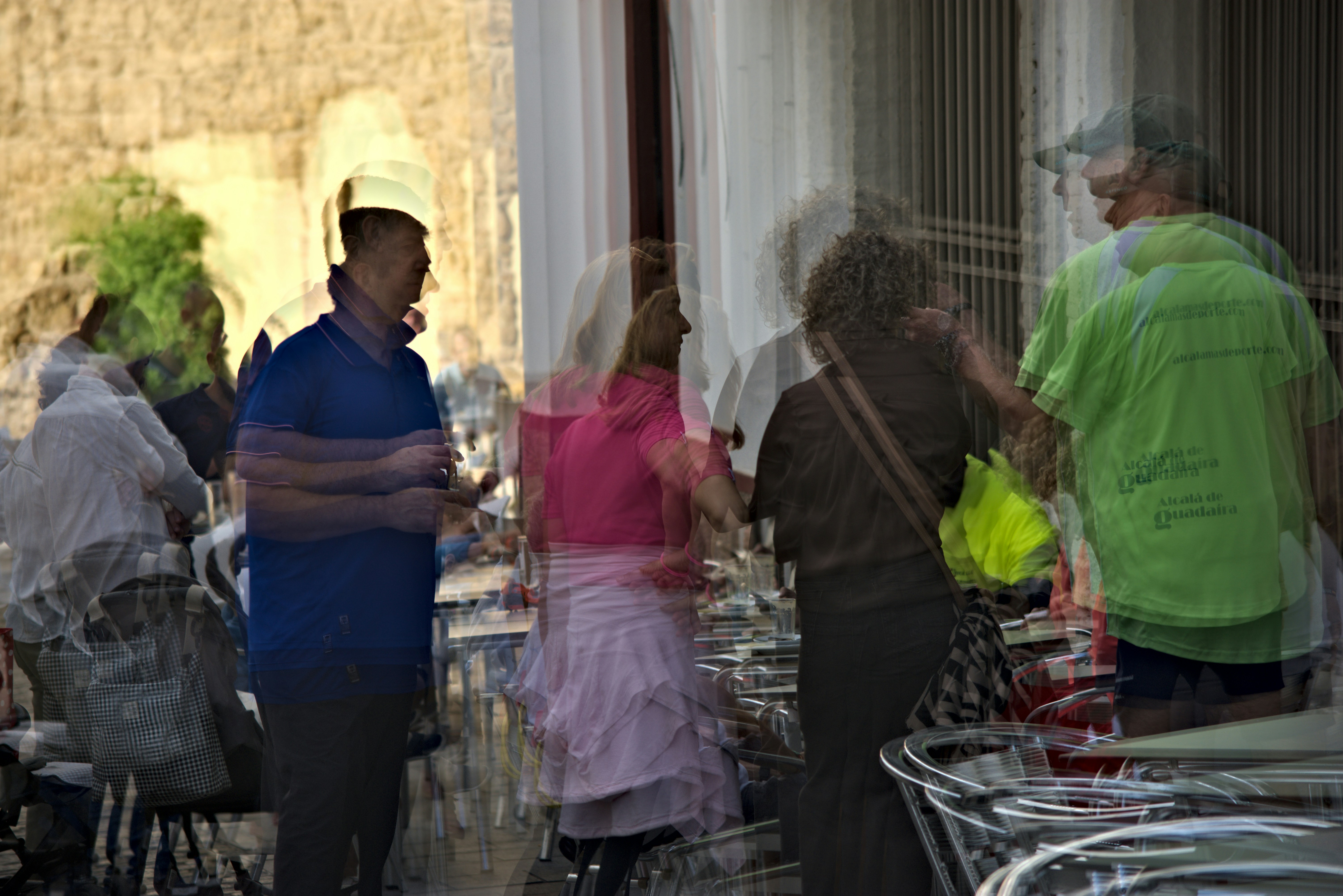 Figuras borrosas de personas interactuando al aire libre