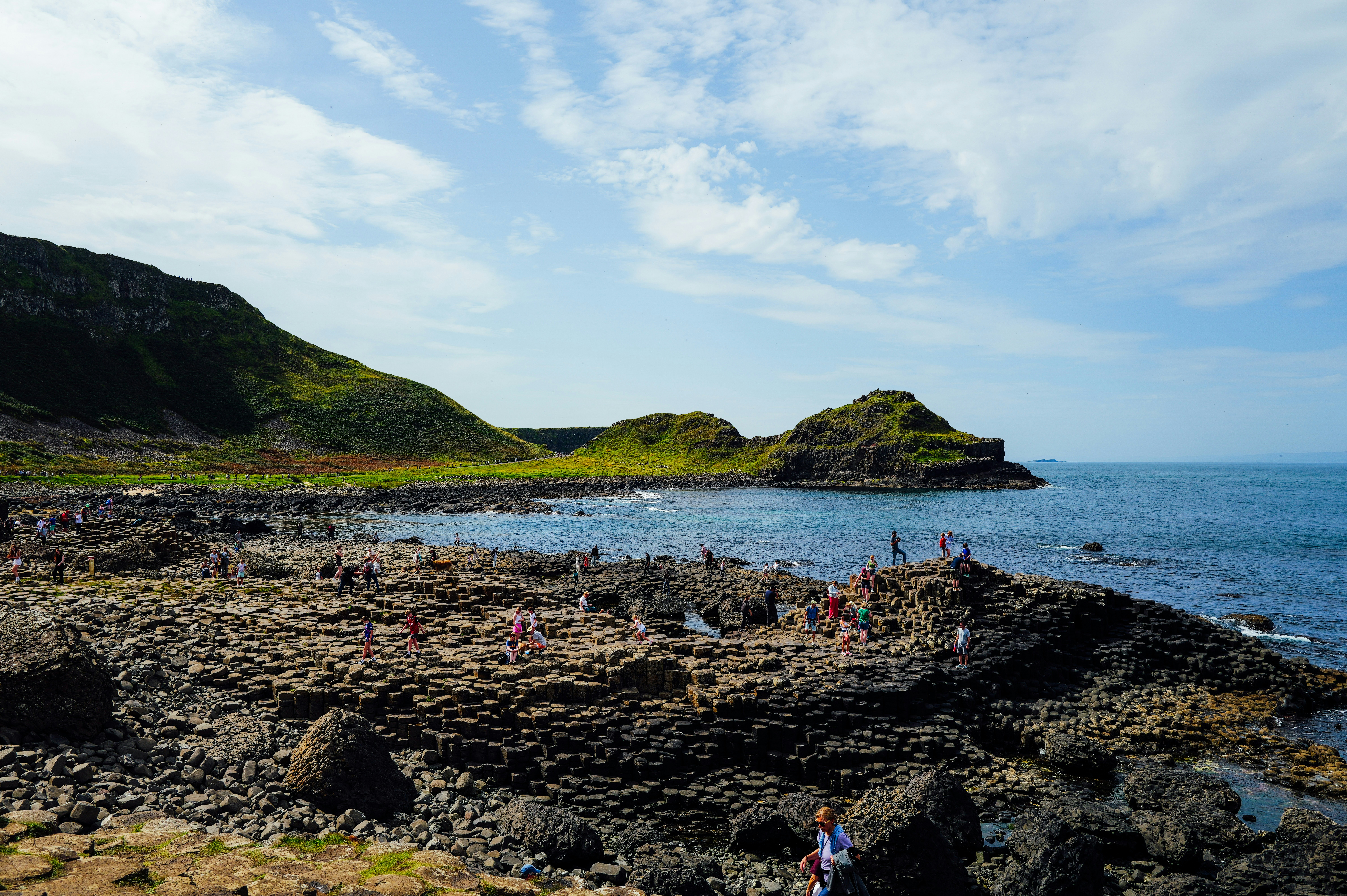 Exploration respectueuse de la côte rocheuse et de l océan par des visiteurs