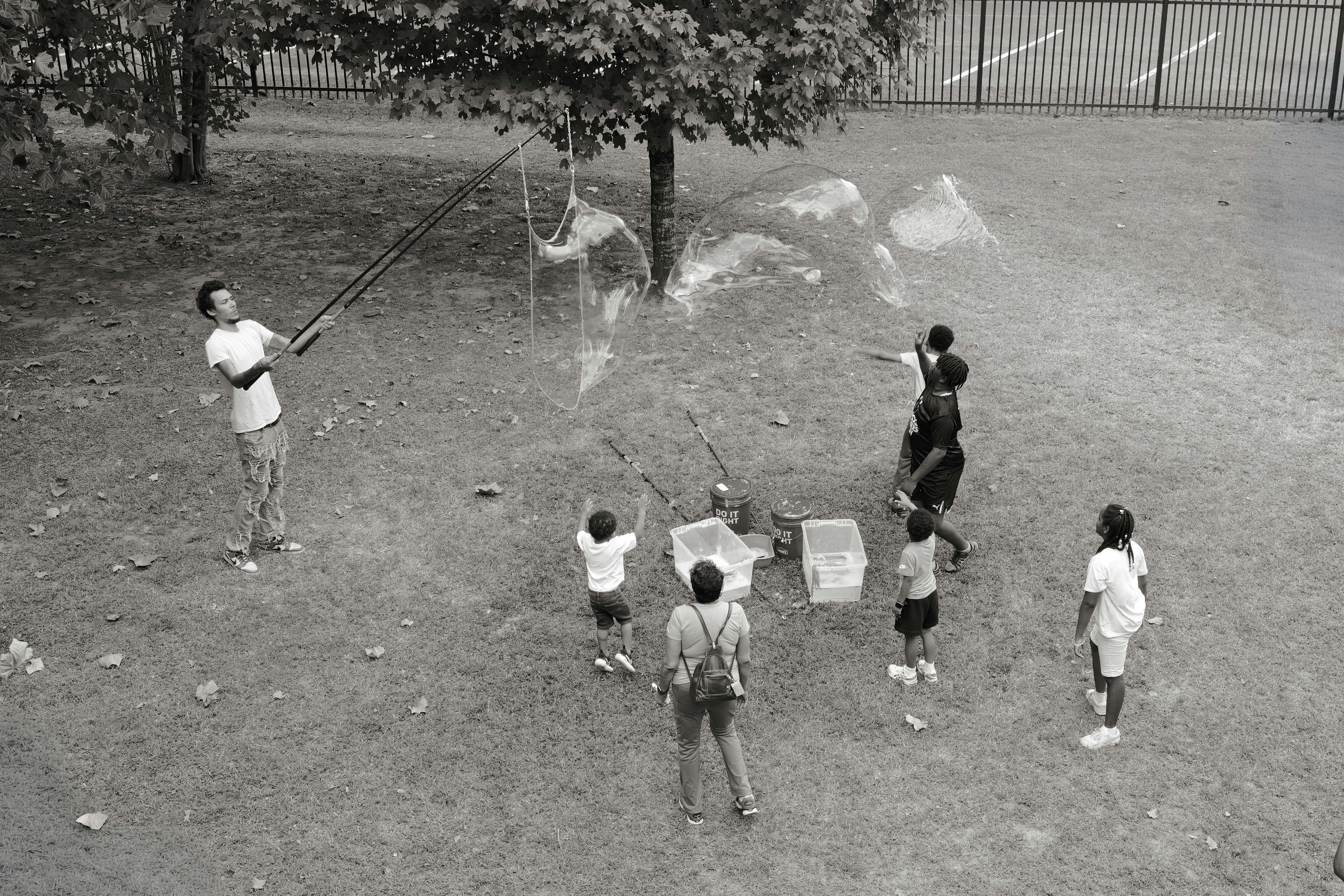 Enfants jouant ensemble à des jeux dans un parc