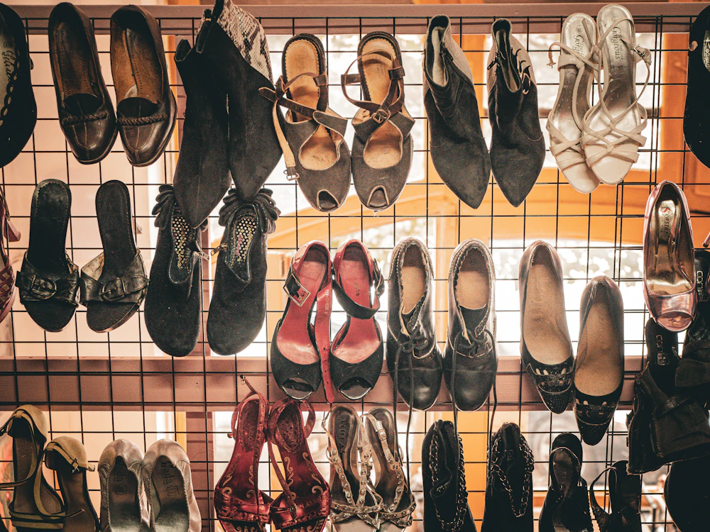 Assortiment de chaussures vintage présentées sur une grille dans un marché