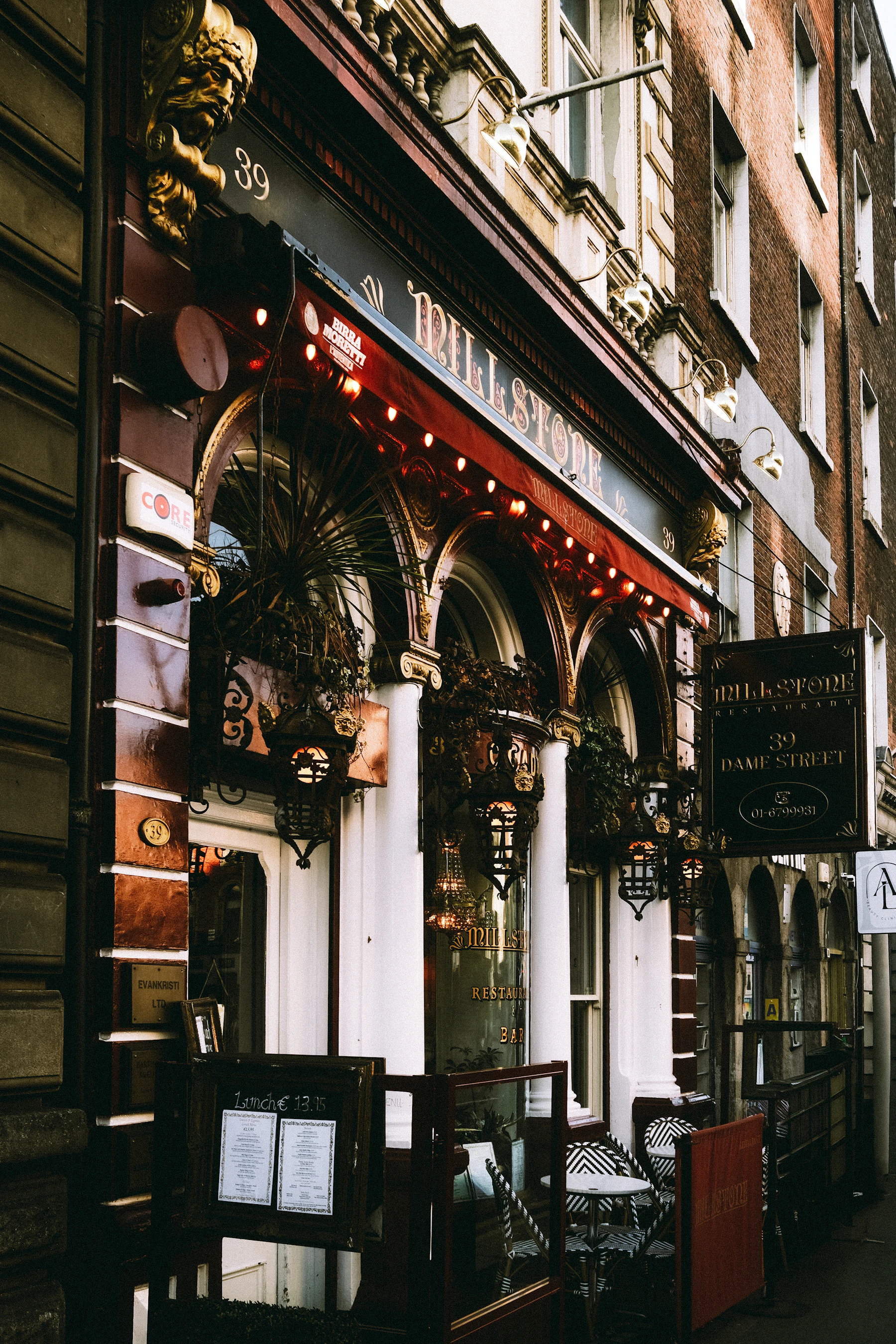 Devanture de restaurant avec store et terrasse