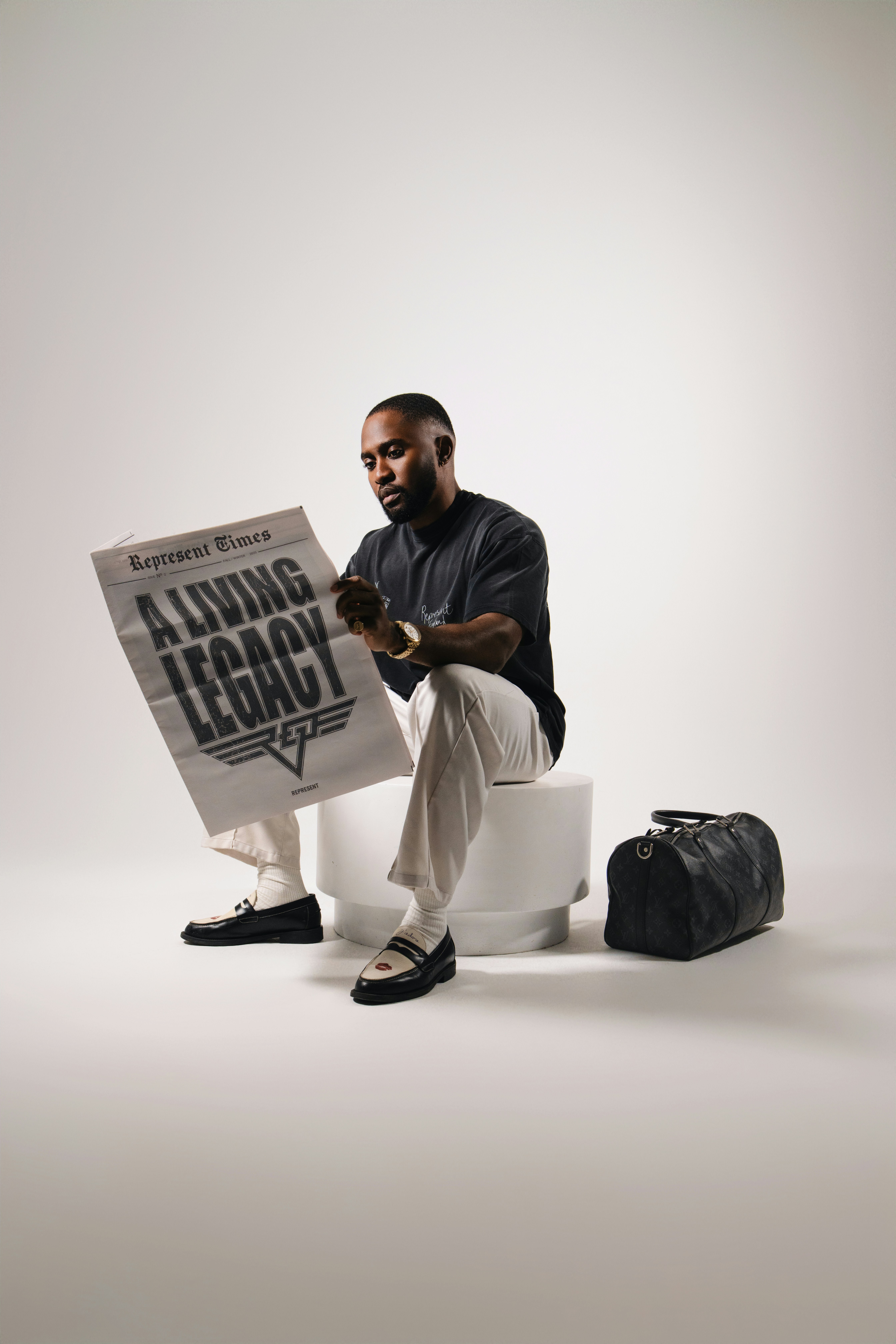 Pria membaca koran dengan judul "warisan hidup".