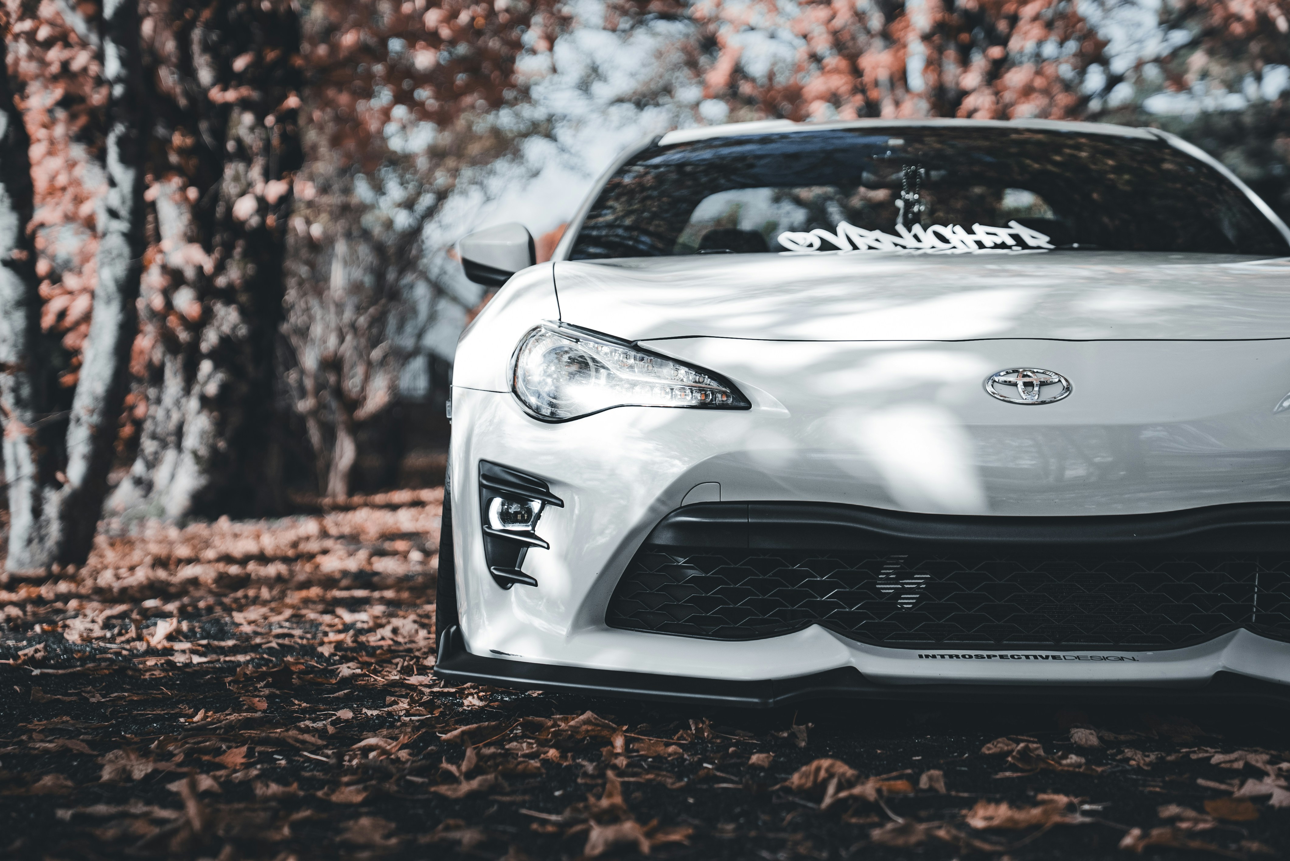 Toyota híbrido moderno circulando en entorno urbano mostrando su sistema de propulsión eficiente