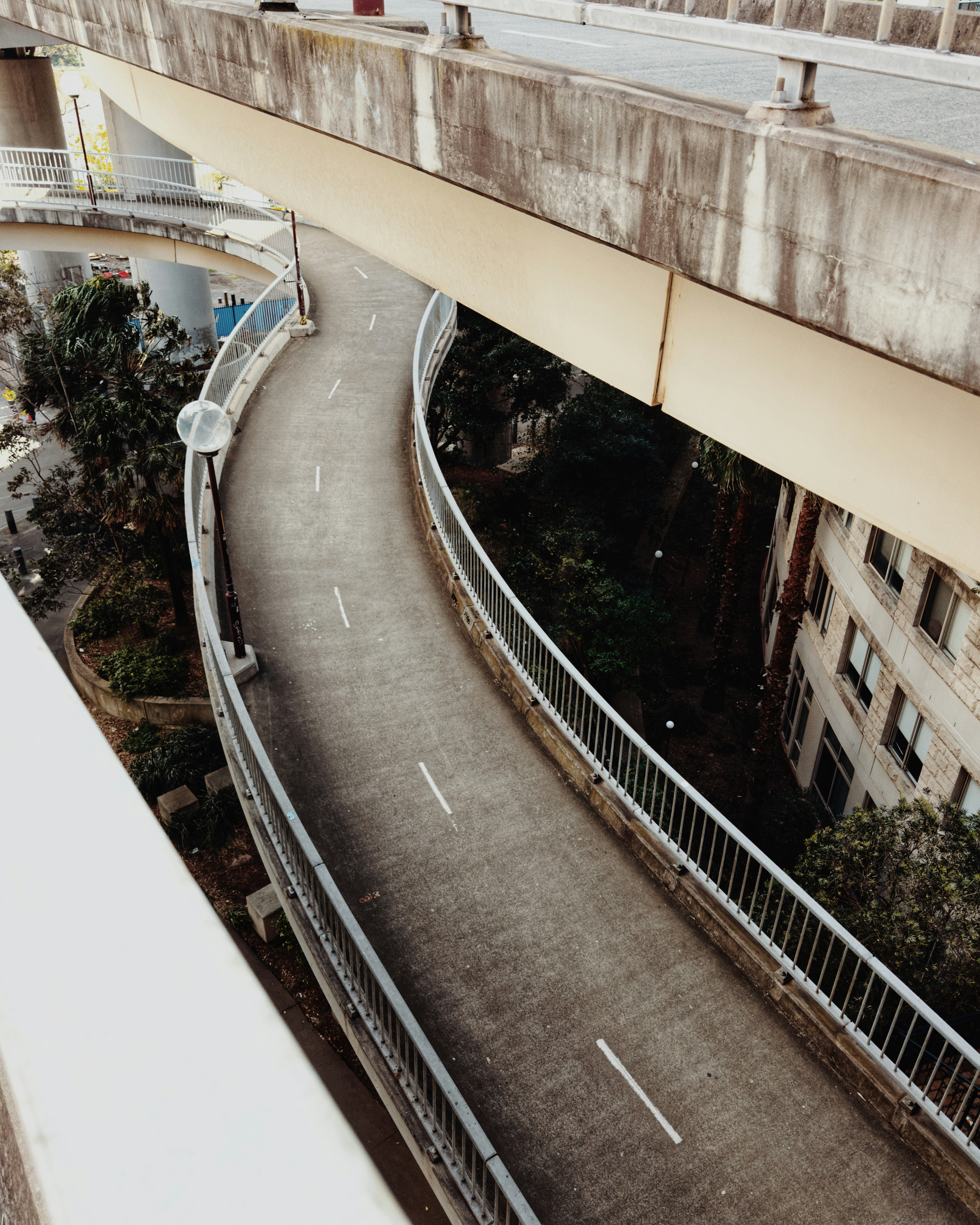 Allée piétonne incurvée sous un viaduc en béton