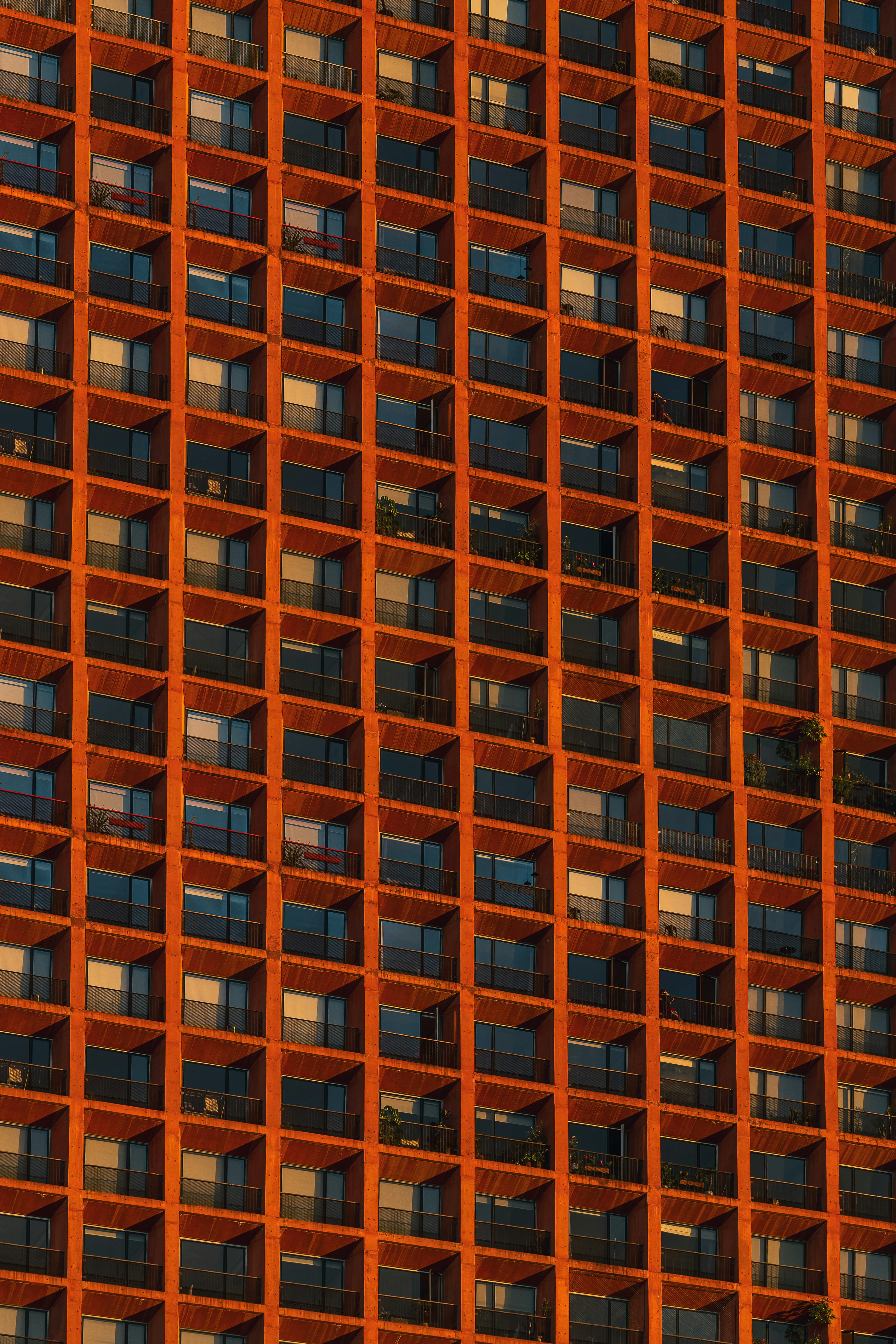 Fachada moderna do prédio de apartamentos com muitas varandas