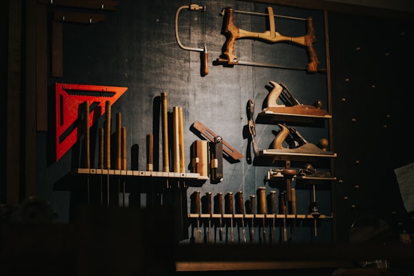 Handwerkswerkzeuge geordnet an einer Wand