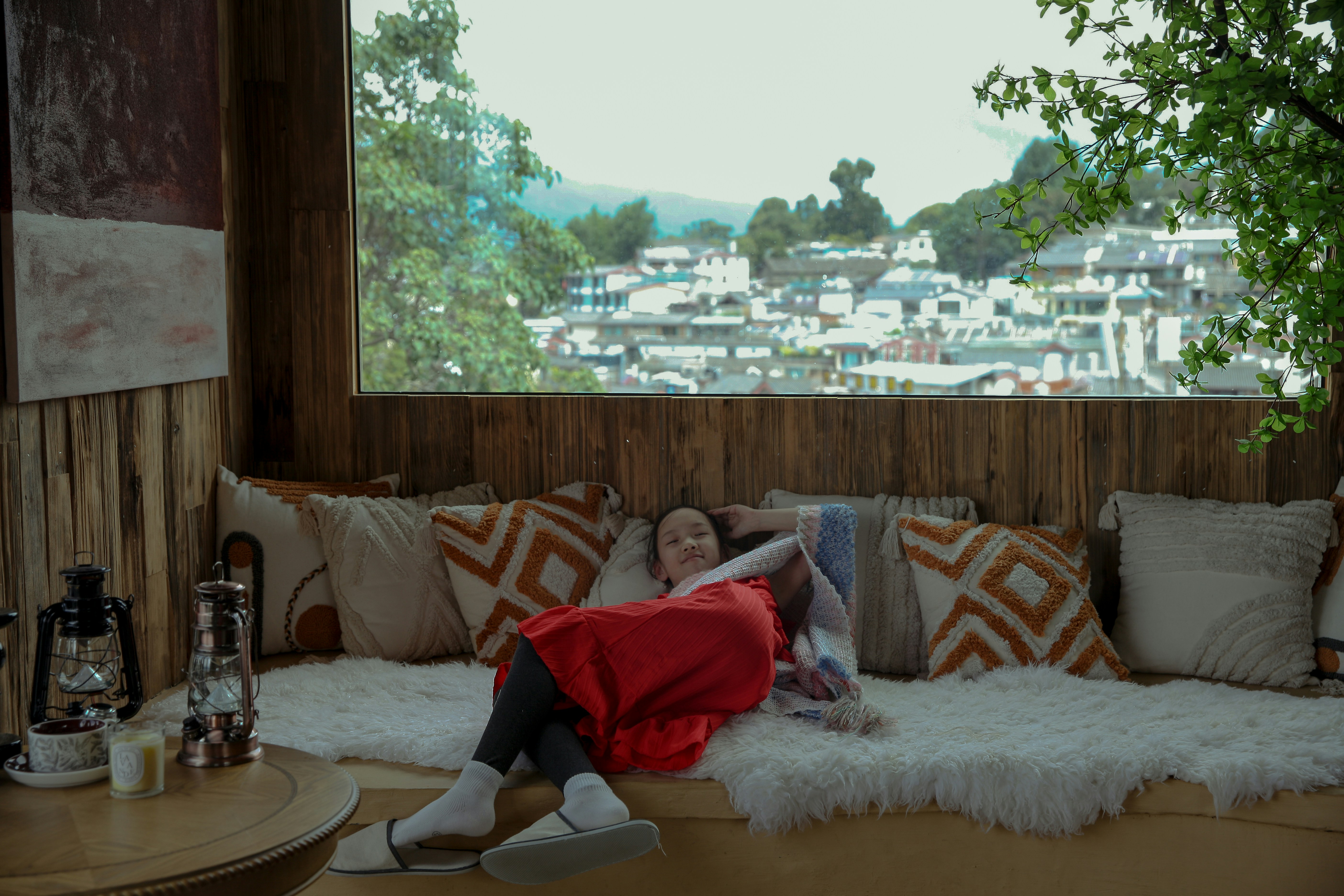Femme se relaxant sur un canapé avec une vue panoramique.