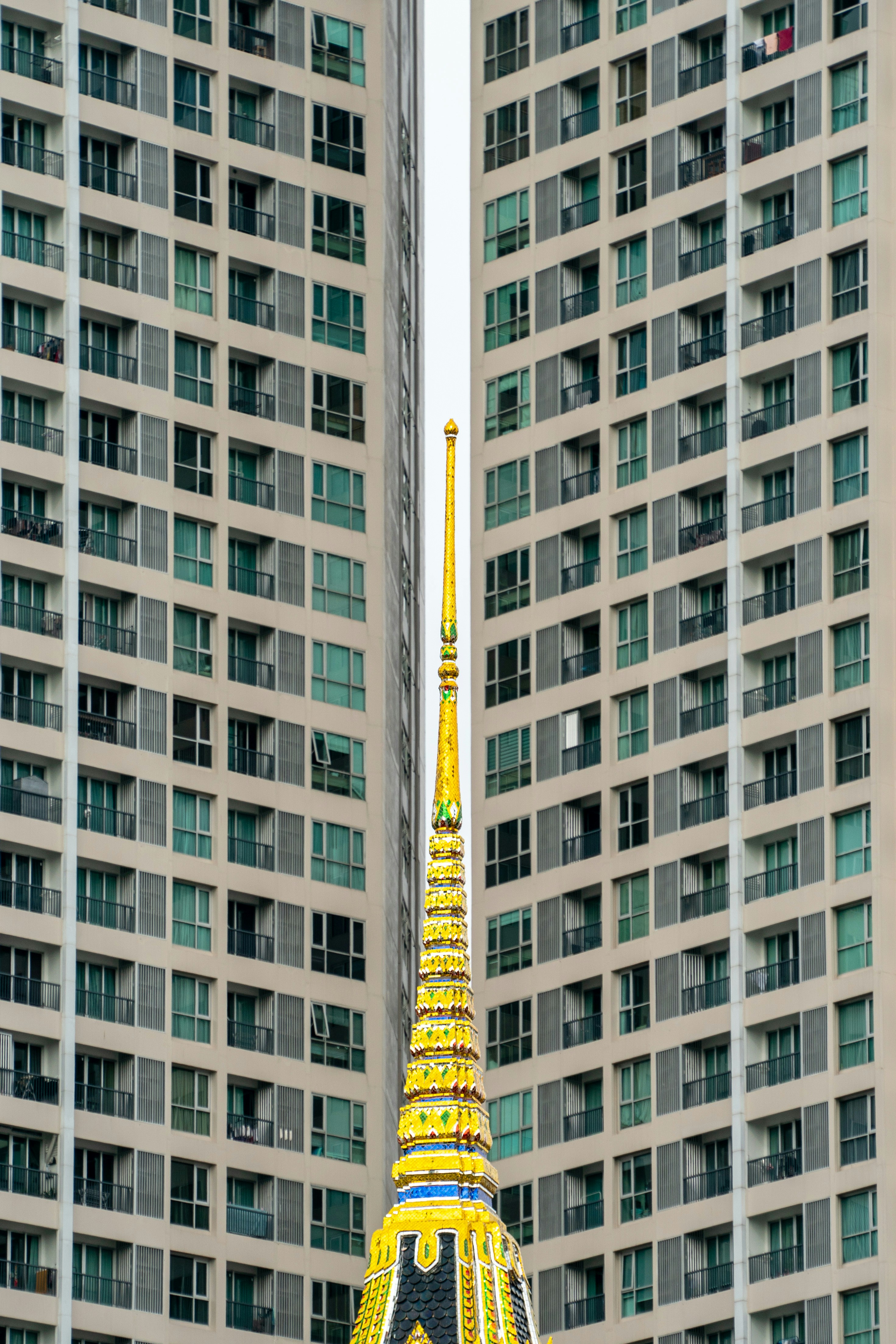 Aguja dorada entre modernos edificios de apartamentos