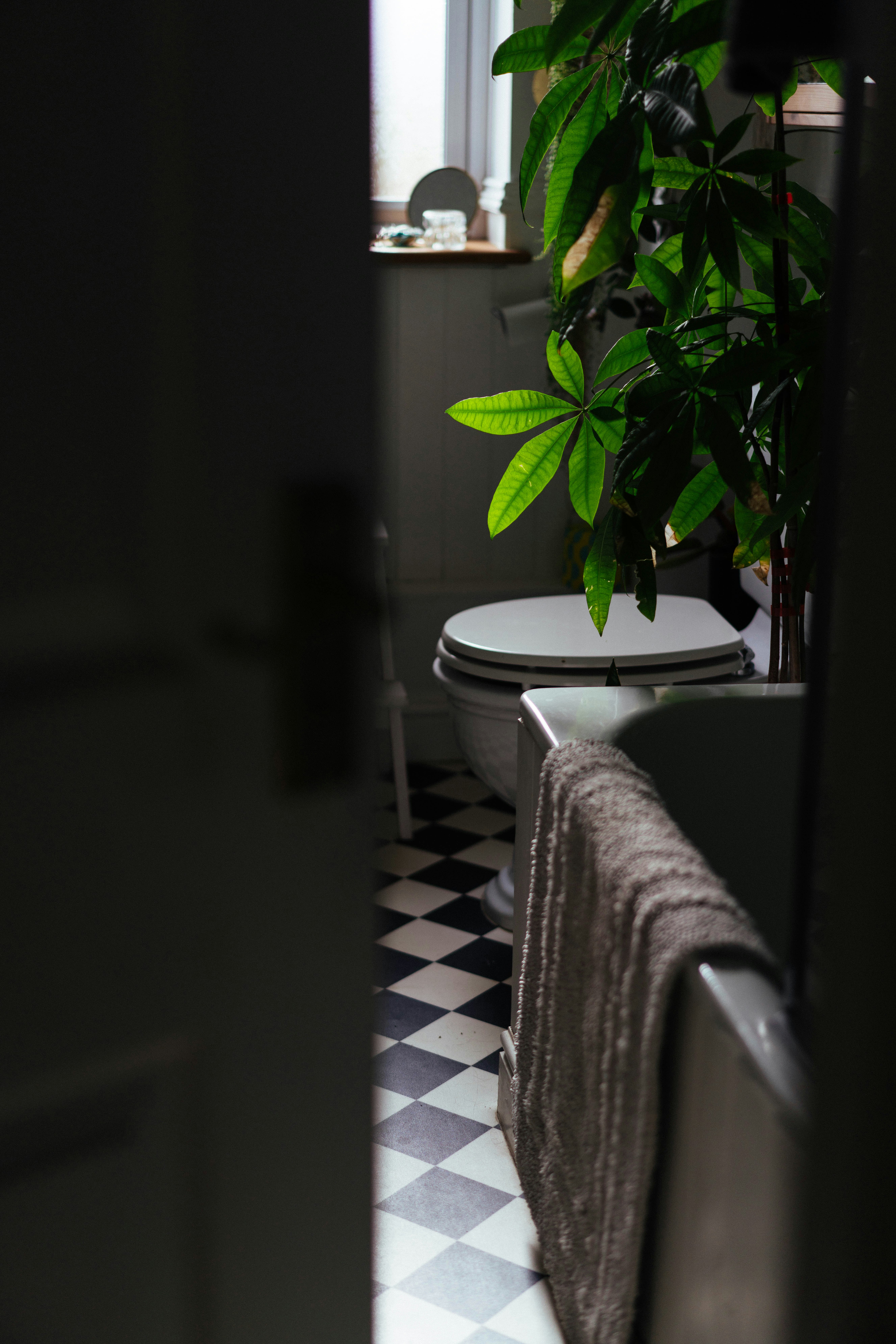 Badezimmer mit kariertem Boden und Badewanne