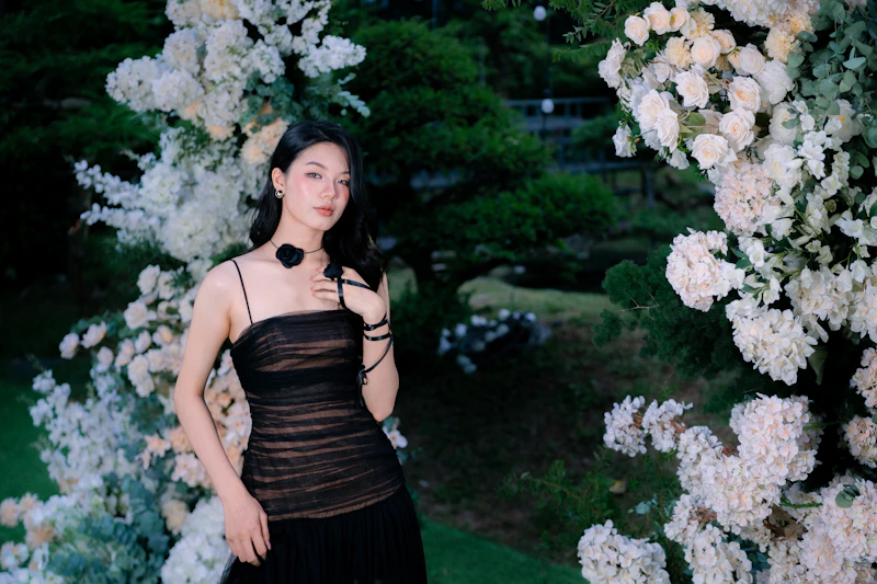joven con vestido negro y arco floral