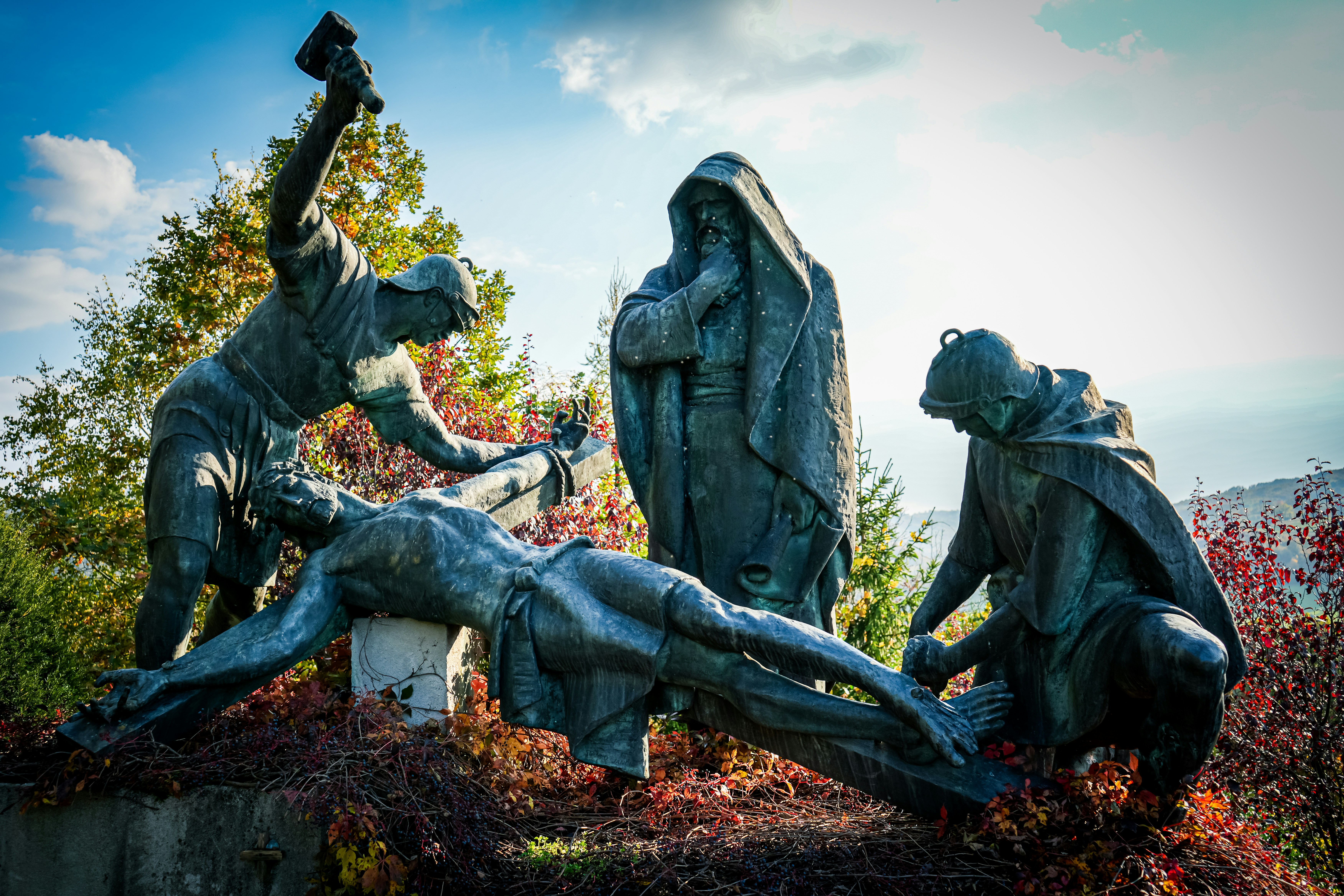 예수의 십자가에 못 박히는 모습과 애도하는 사람들을 묘사한 청동 조각품.