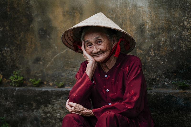 Mujer mayor sonriendo con calidez