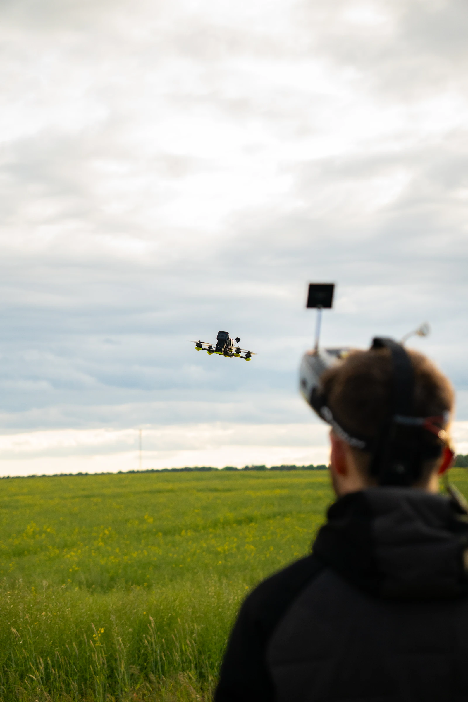 Operador pilotando un dron de la línea Agras DJI en el campo