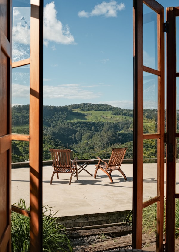 Holzterrasse mit Bergblick