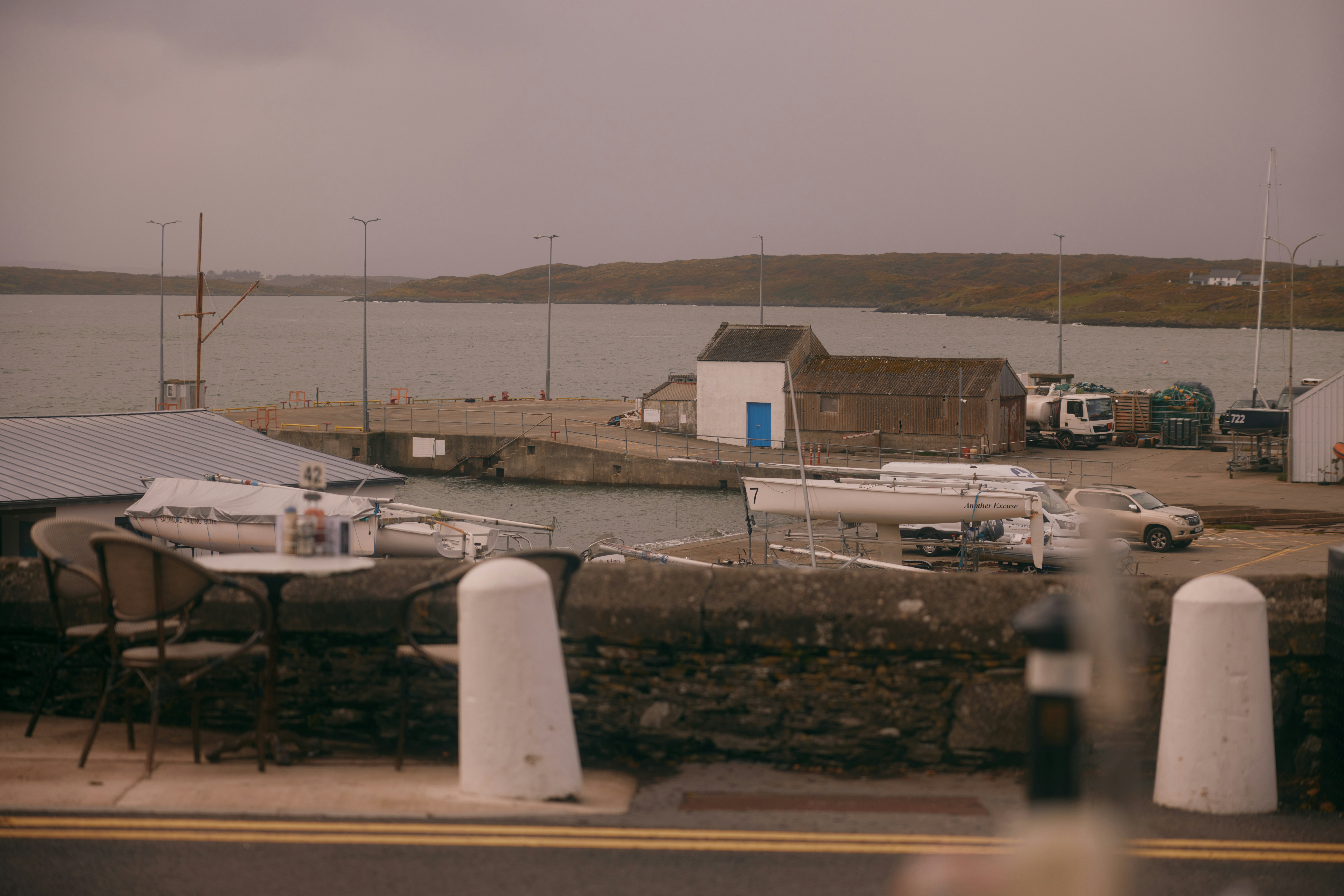 Ein kleiner Hafen mit Booten und Gebäuden unter bewölktem Himmel