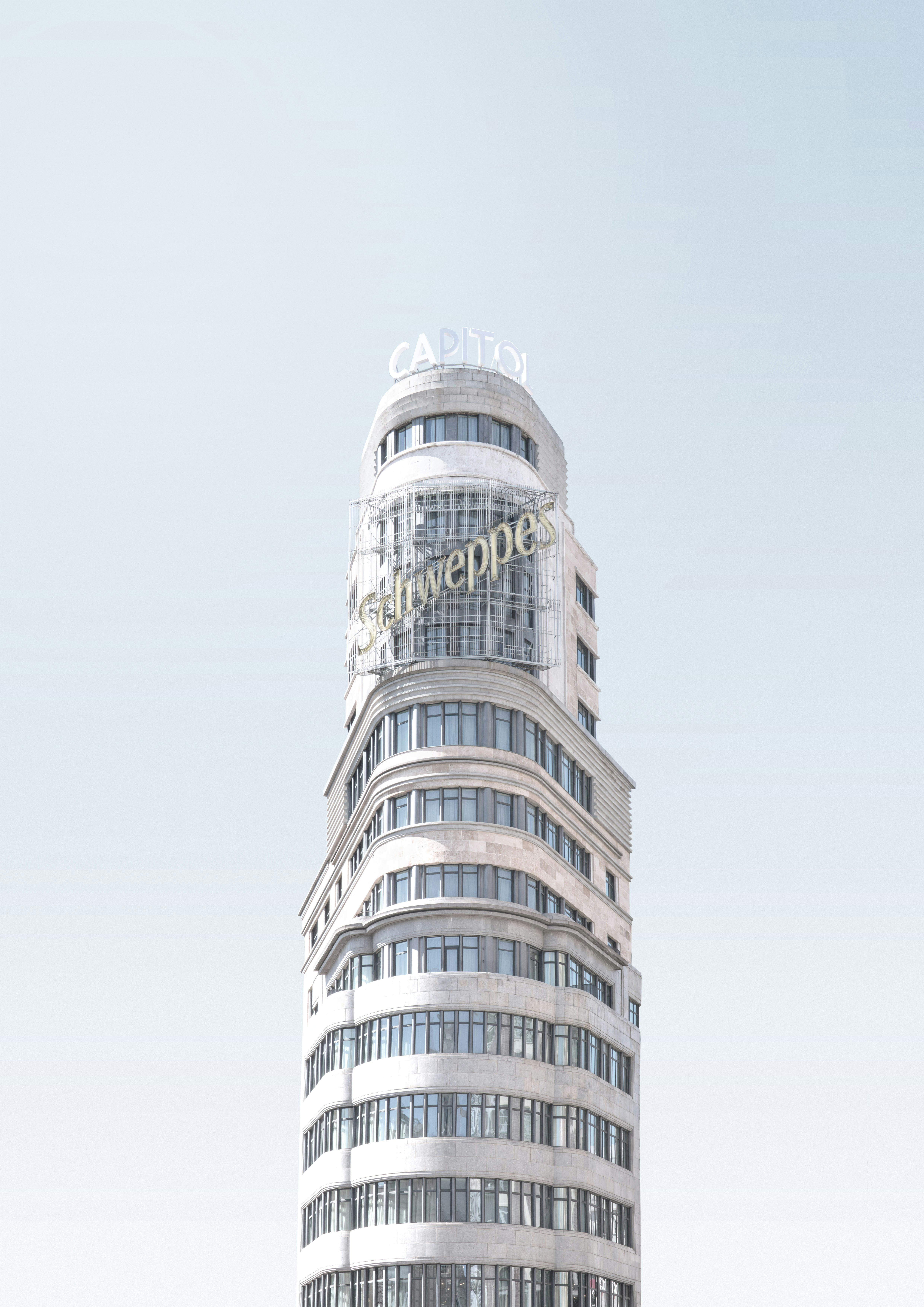 Edificio art déco contro un cielo limpido