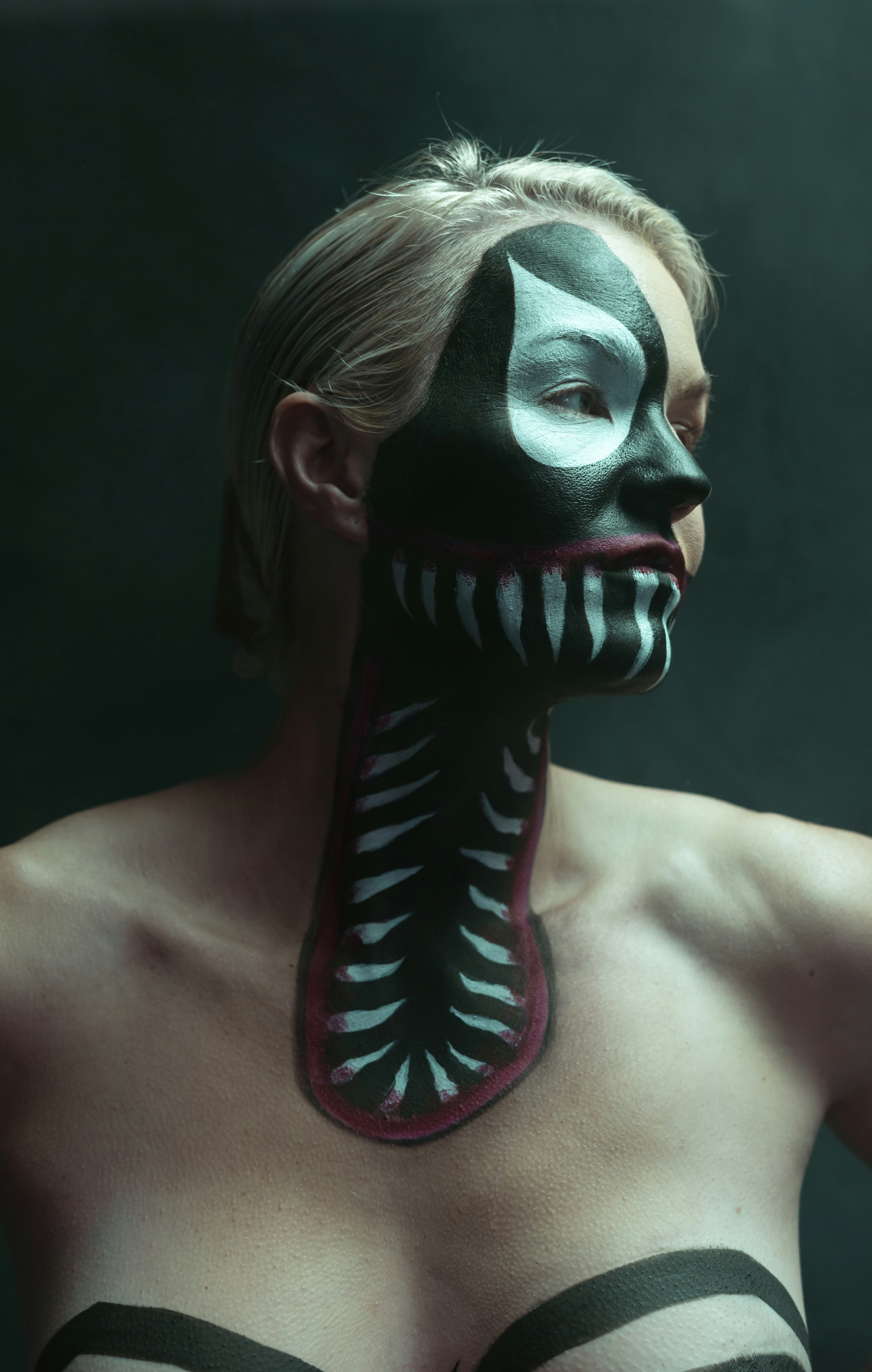 Femme avec de la peinture pour le visage et le corps inspirée du venin