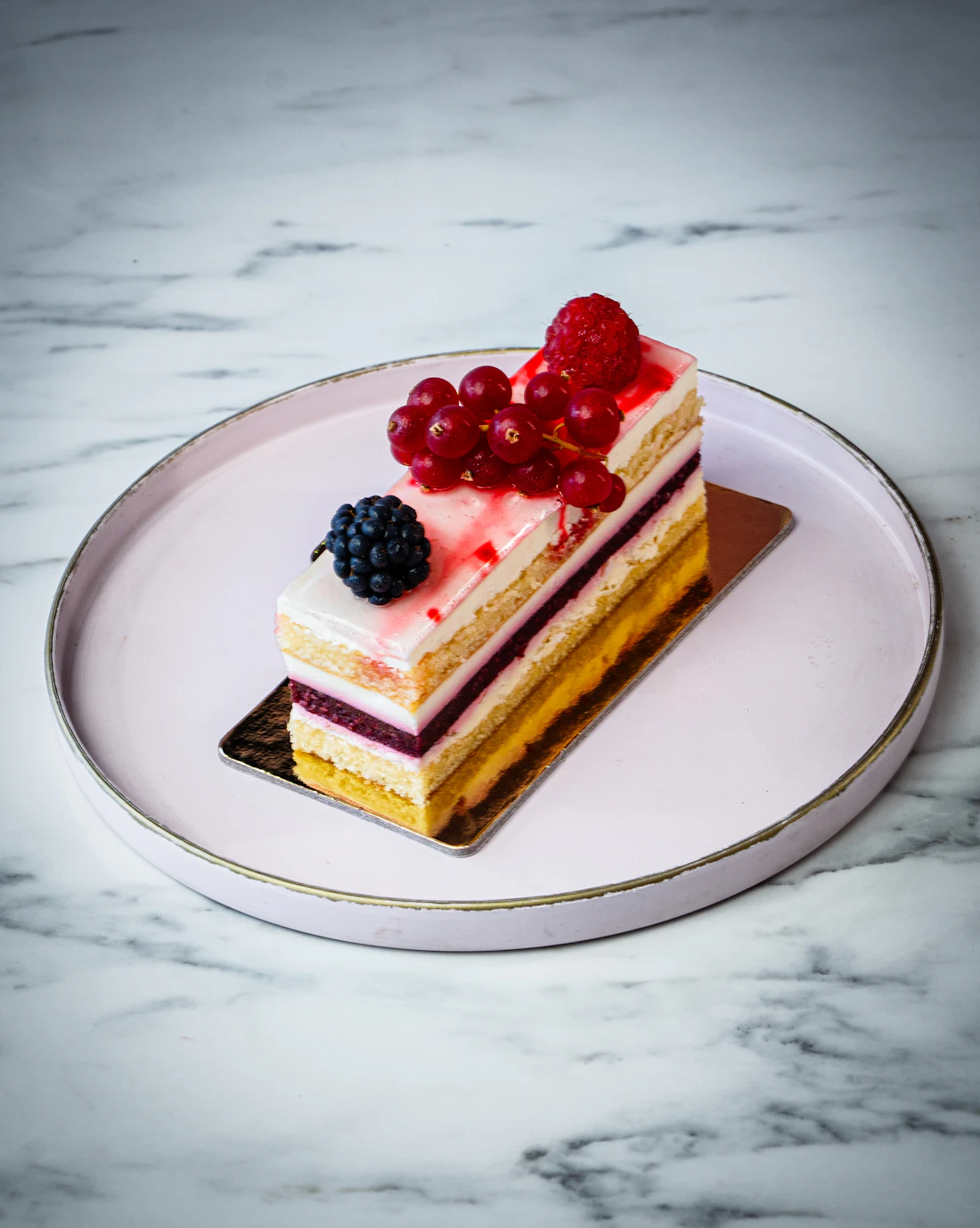 Kuchenstück mit Beeren