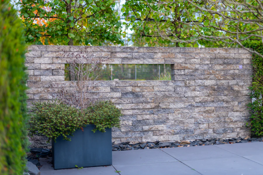Mur de pierres sèches et grande jardinière contemporaine