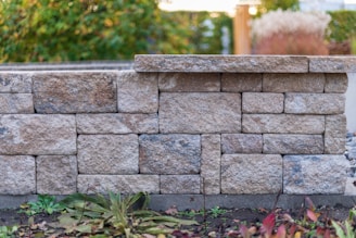Stone wall retaining wall