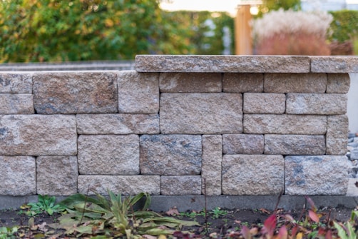 Stone wall retaining wall
