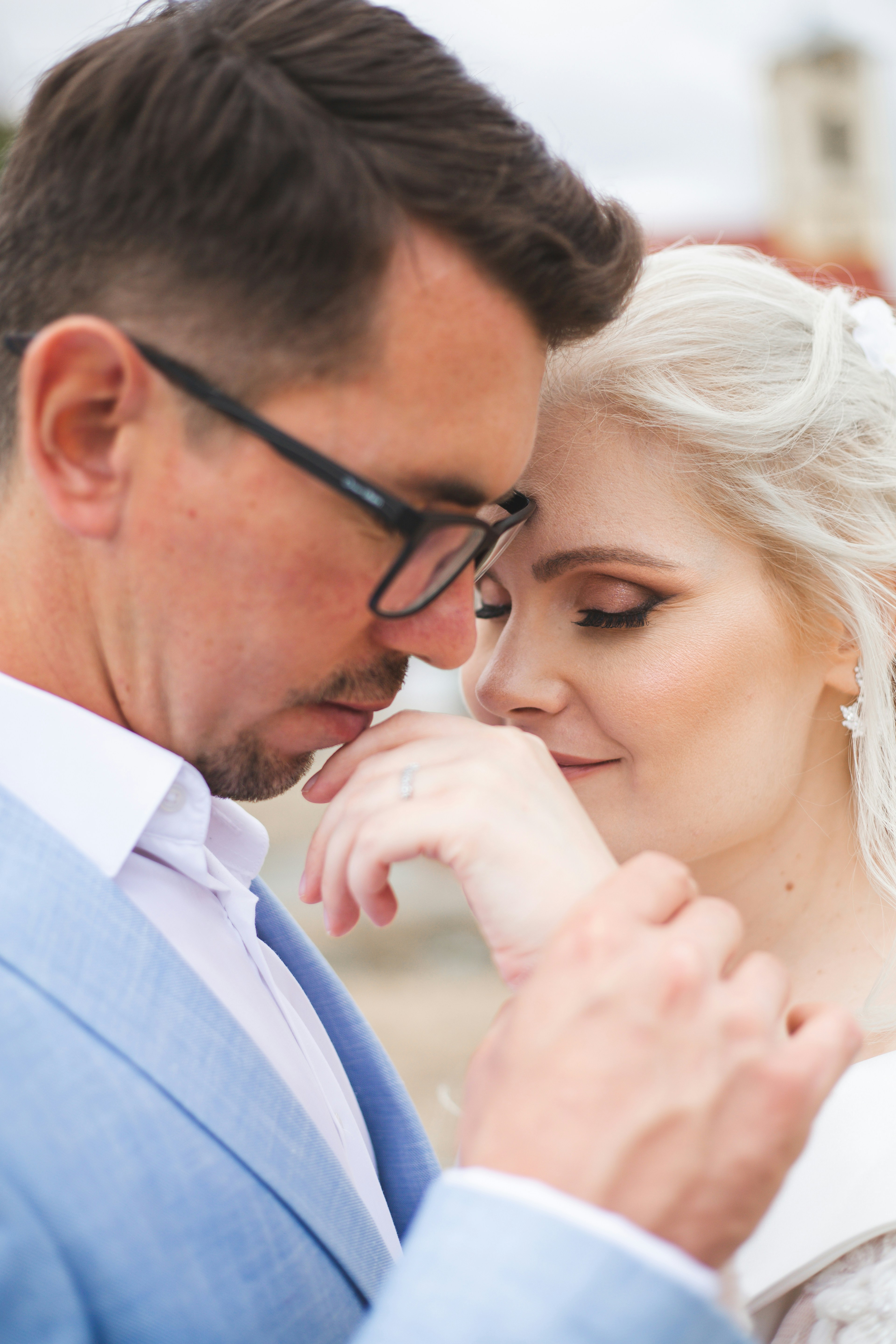 wedding rings close-up, ilustrasi artikel Capture Every Moment: Your Essential Wedding Shot List Guide 9