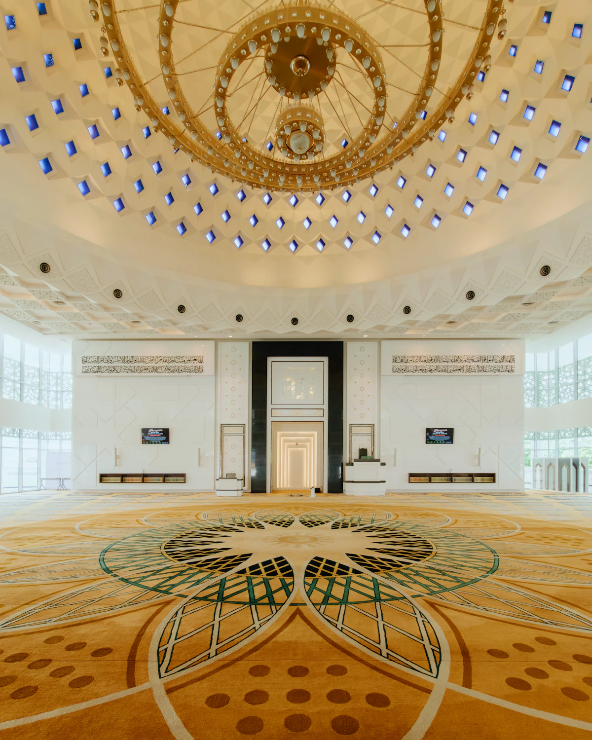 Interior masjid modern yang megah dengan karpet bermotif