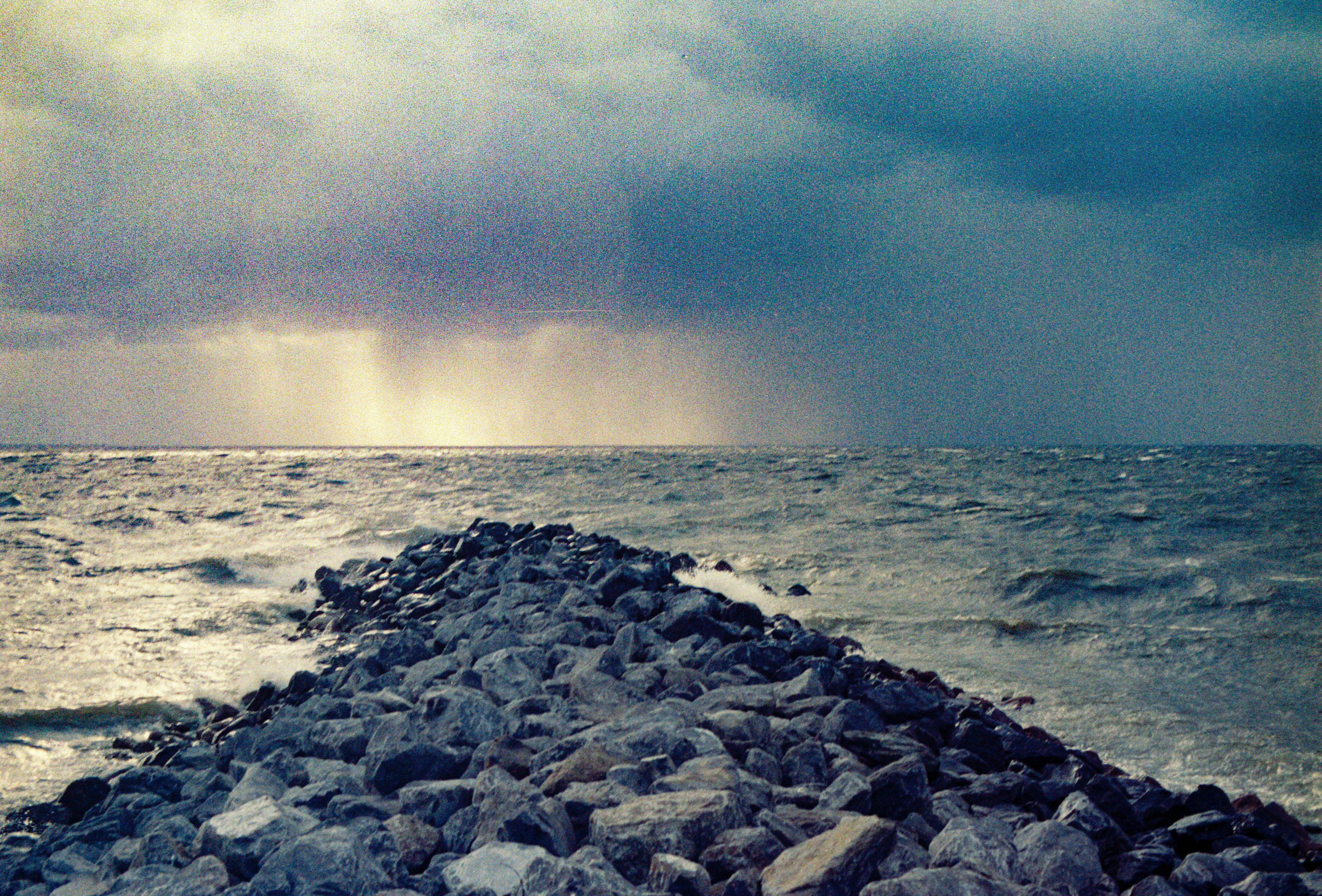 嵐の海に続く岩だらけの桟橋