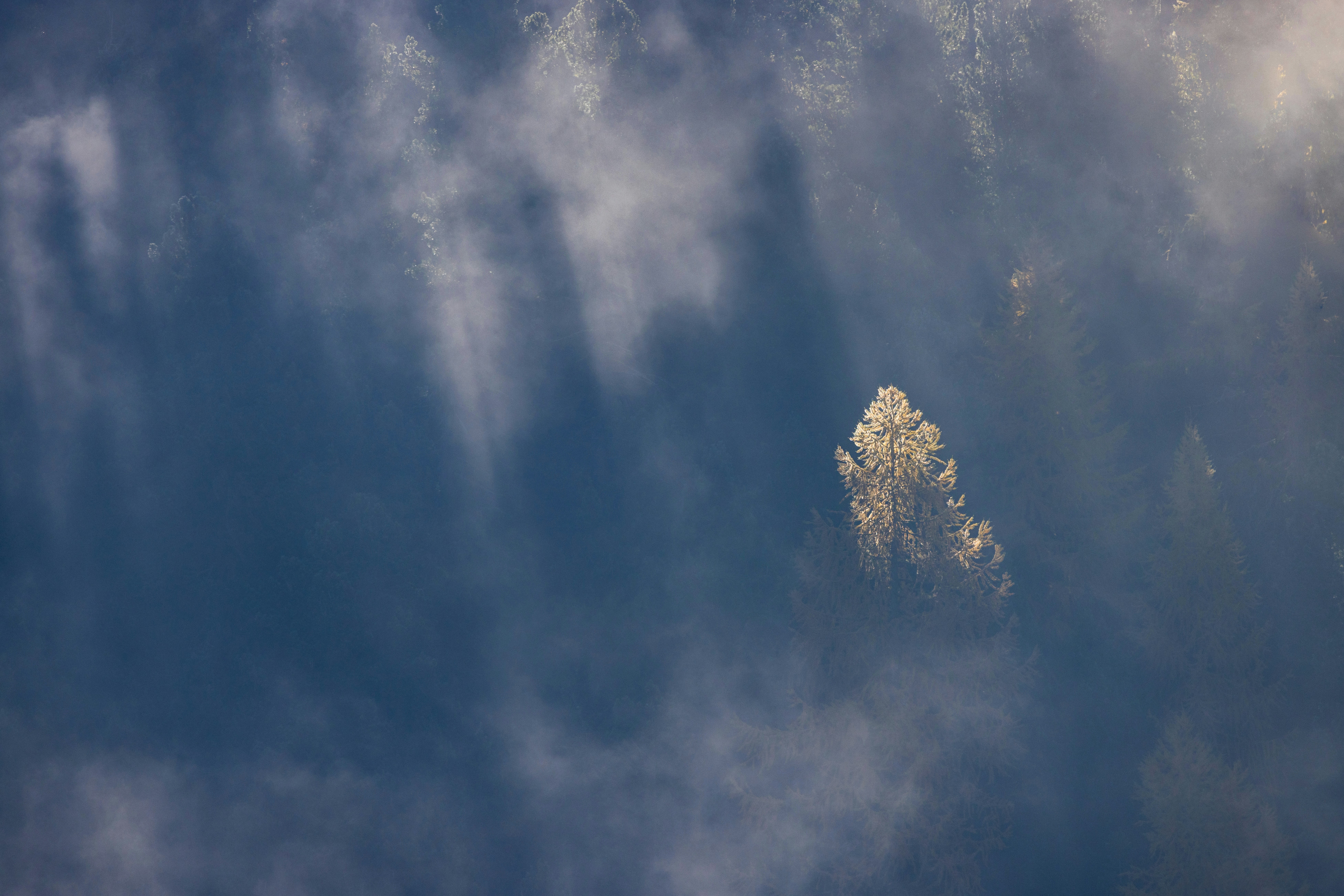 Les rayons du soleil brillent à travers les nuages spectaculaires au coucher du soleil.