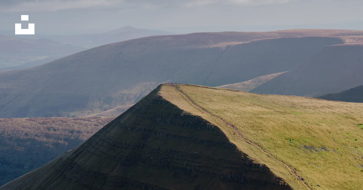 Brian Diffell Ridge Path A dramatic mountain ridge with a path photo – Free National park Image ...
