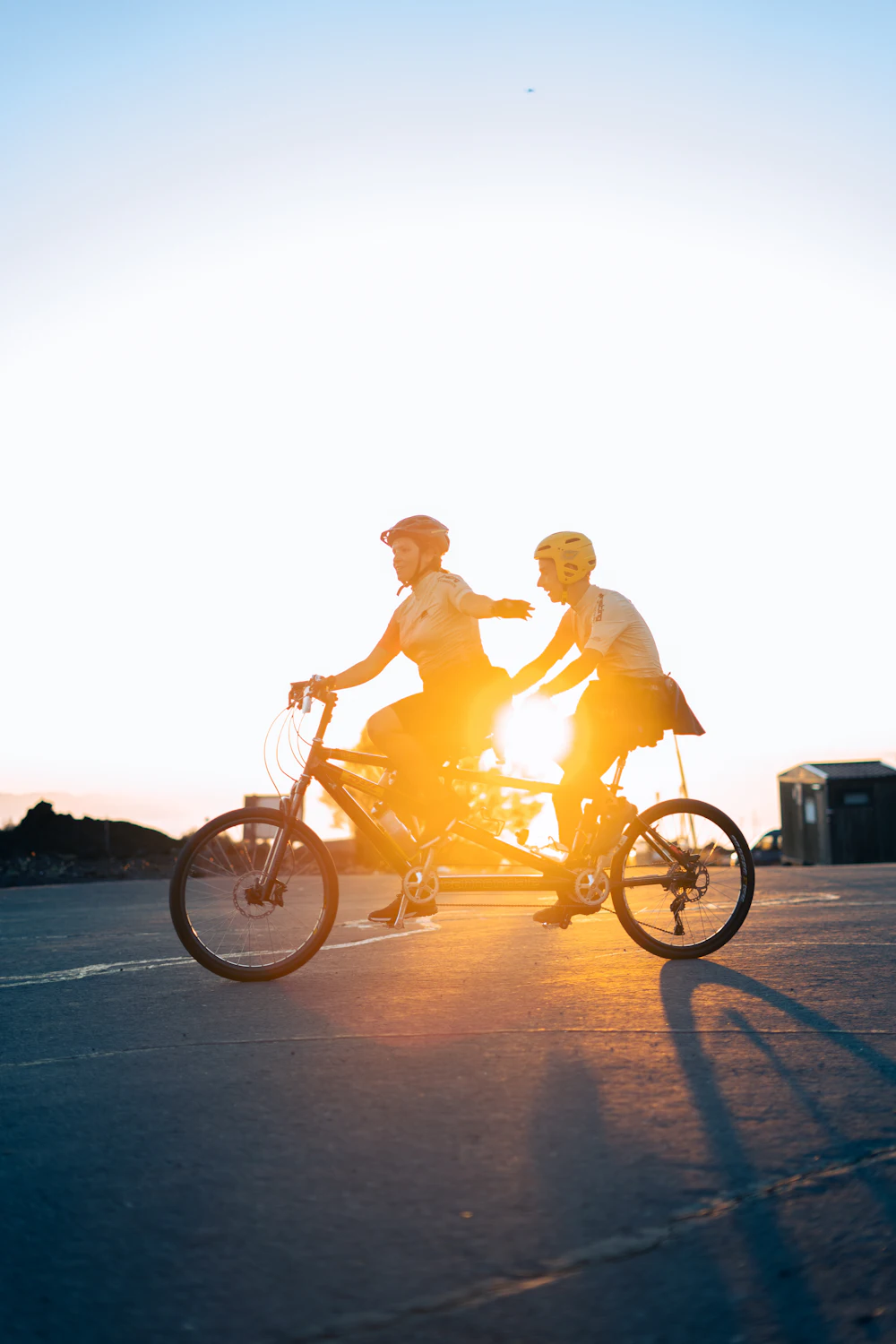 Twee mensen fietsen samen op een tandem
