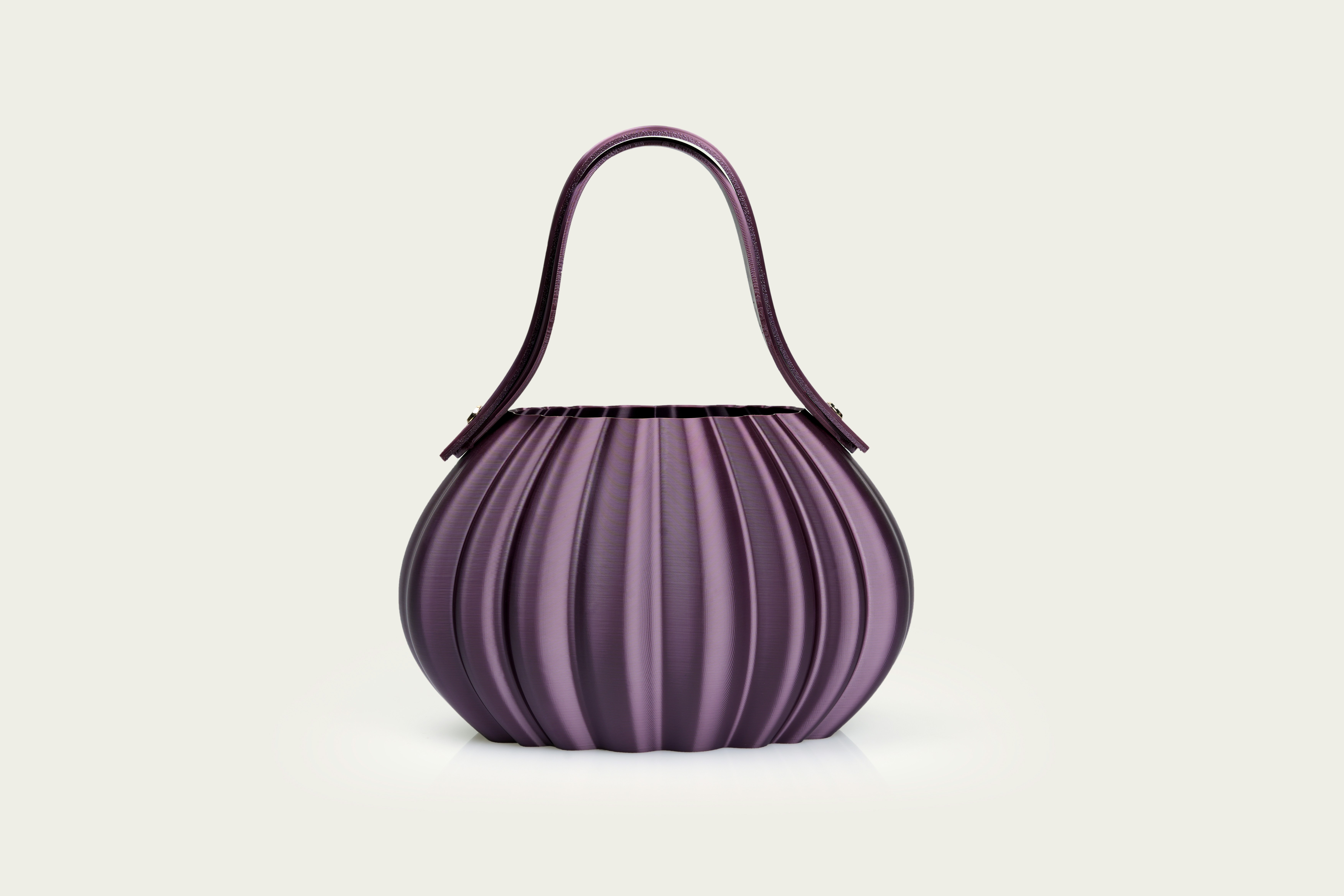 Una borsa viola plissettata con un solo manico.