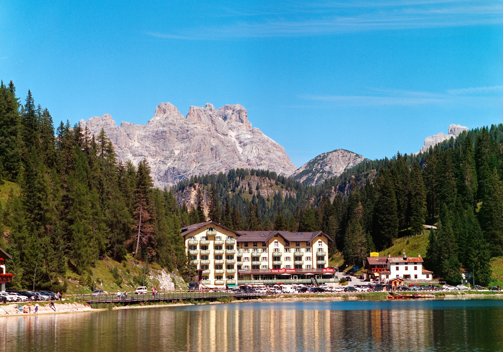 Hotel by a lake with mountains and trees