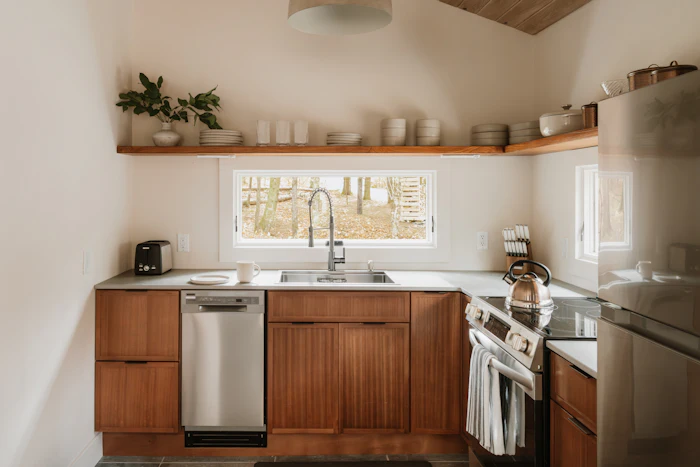 Moderne Küche mit Holz- und Edelstahlelementen