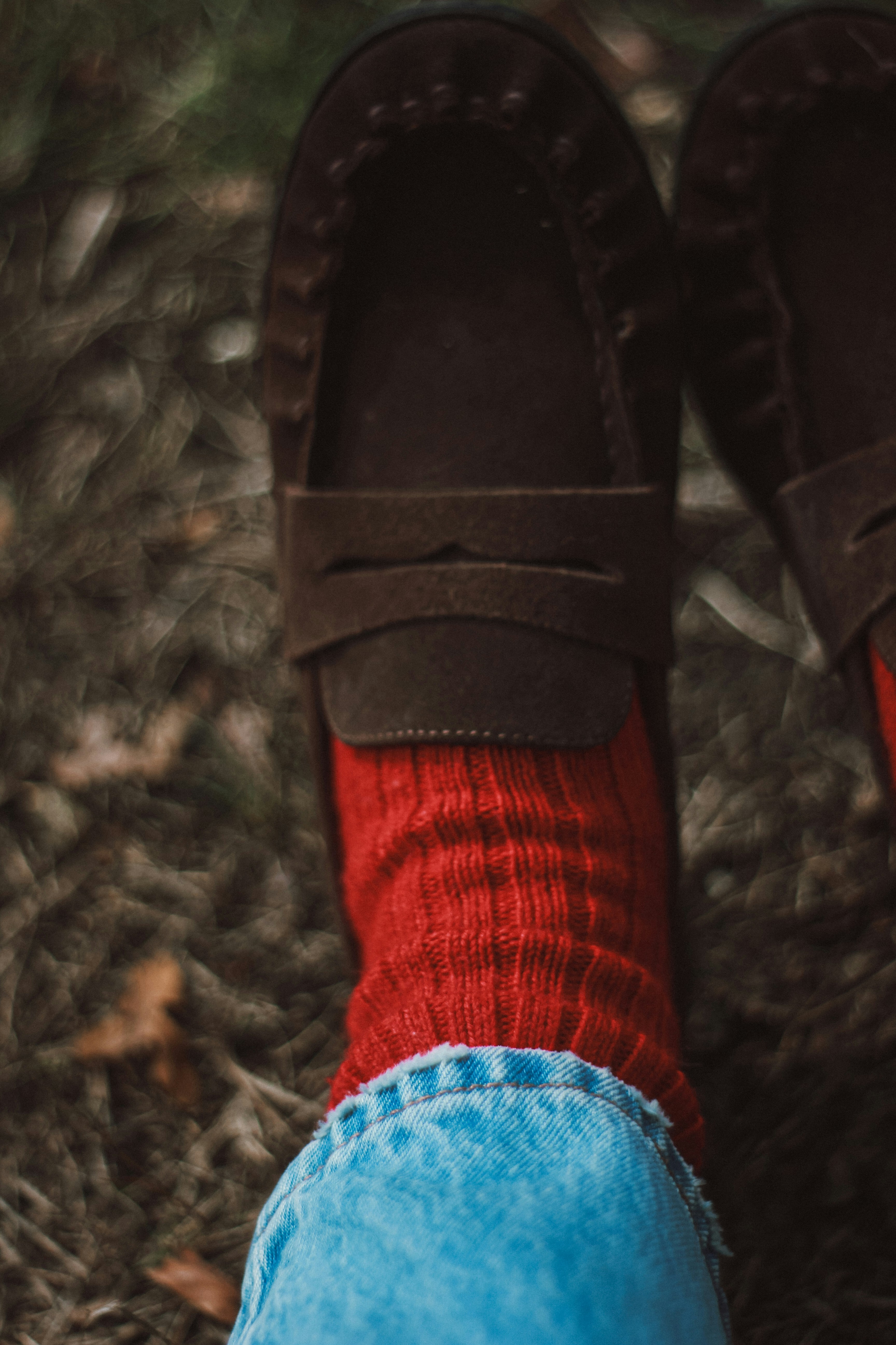 Mocasines marrones con calcetines rojos y vaqueros azules