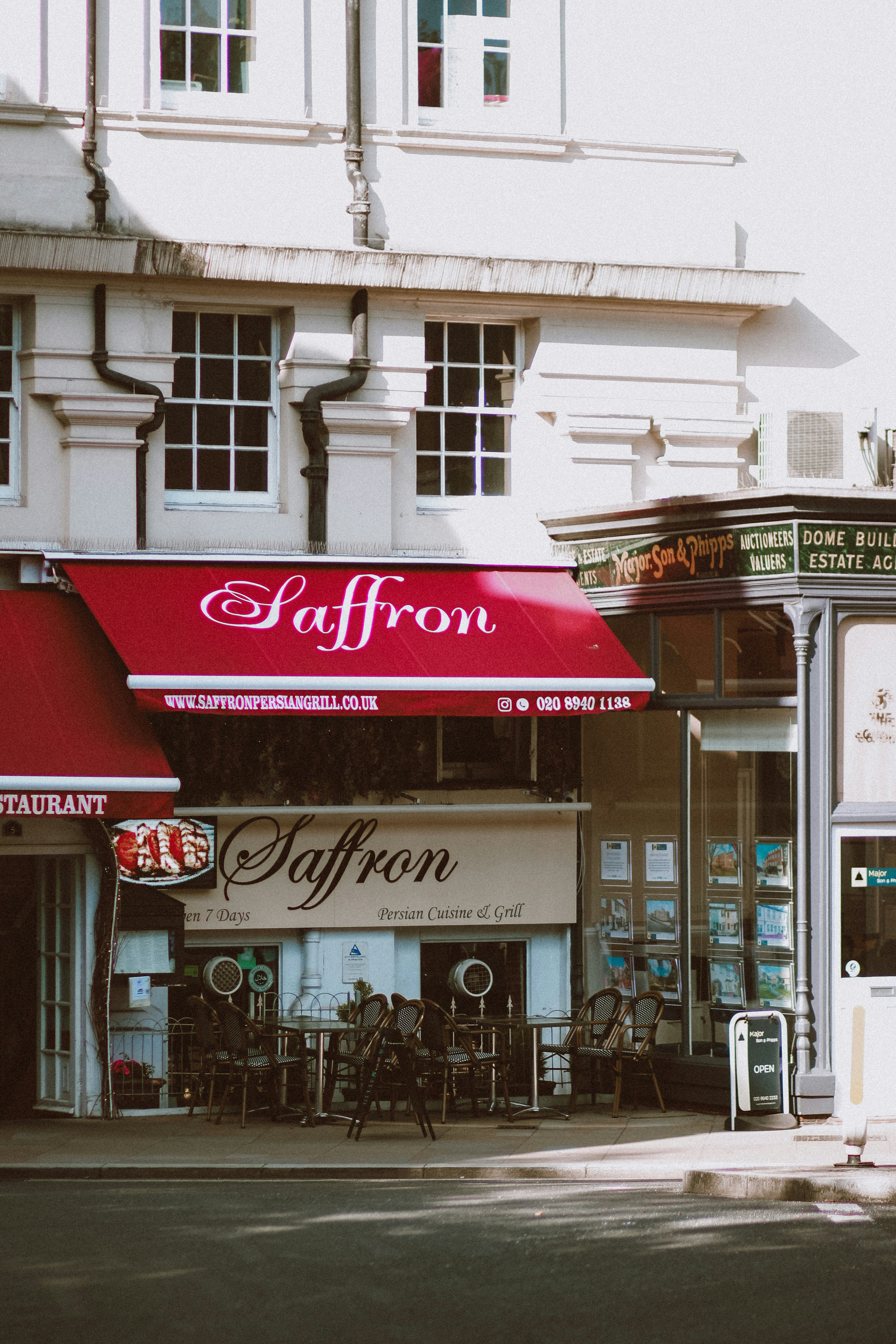Exterior del restaurante con toldo rojo y señalización