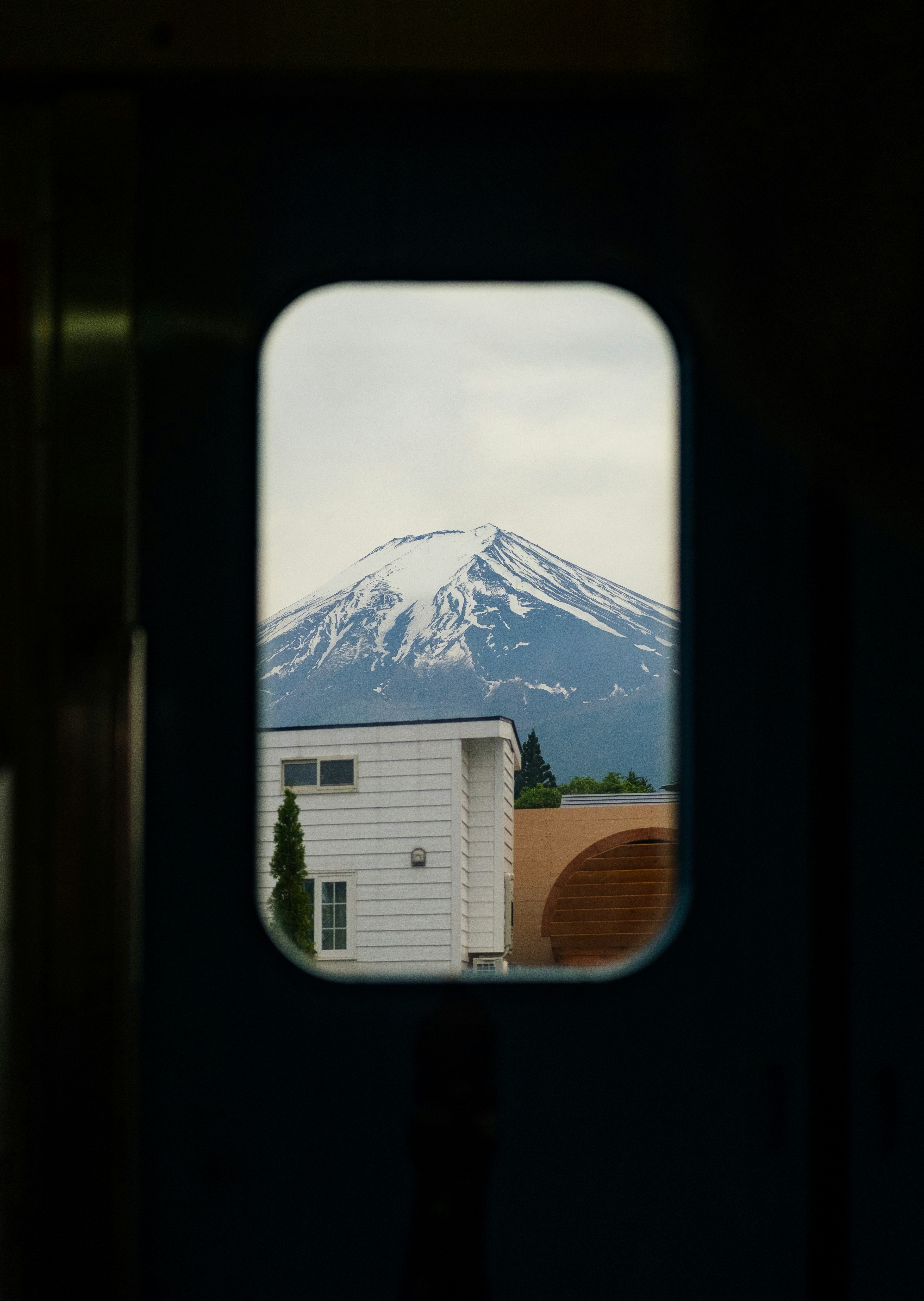 Montagna innevata vista attraverso una finestra.