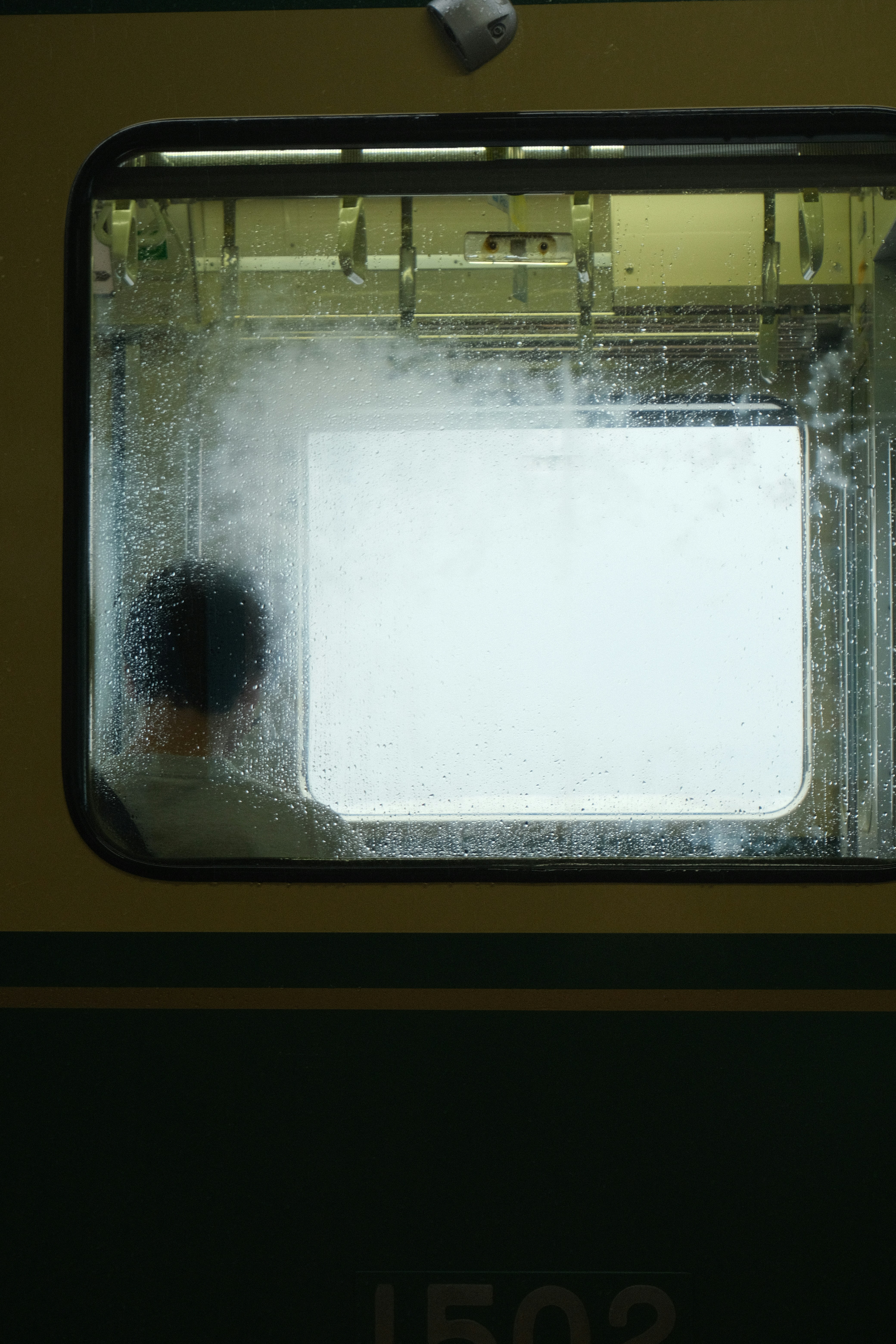 Orang terlihat melalui jendela kereta berkabut