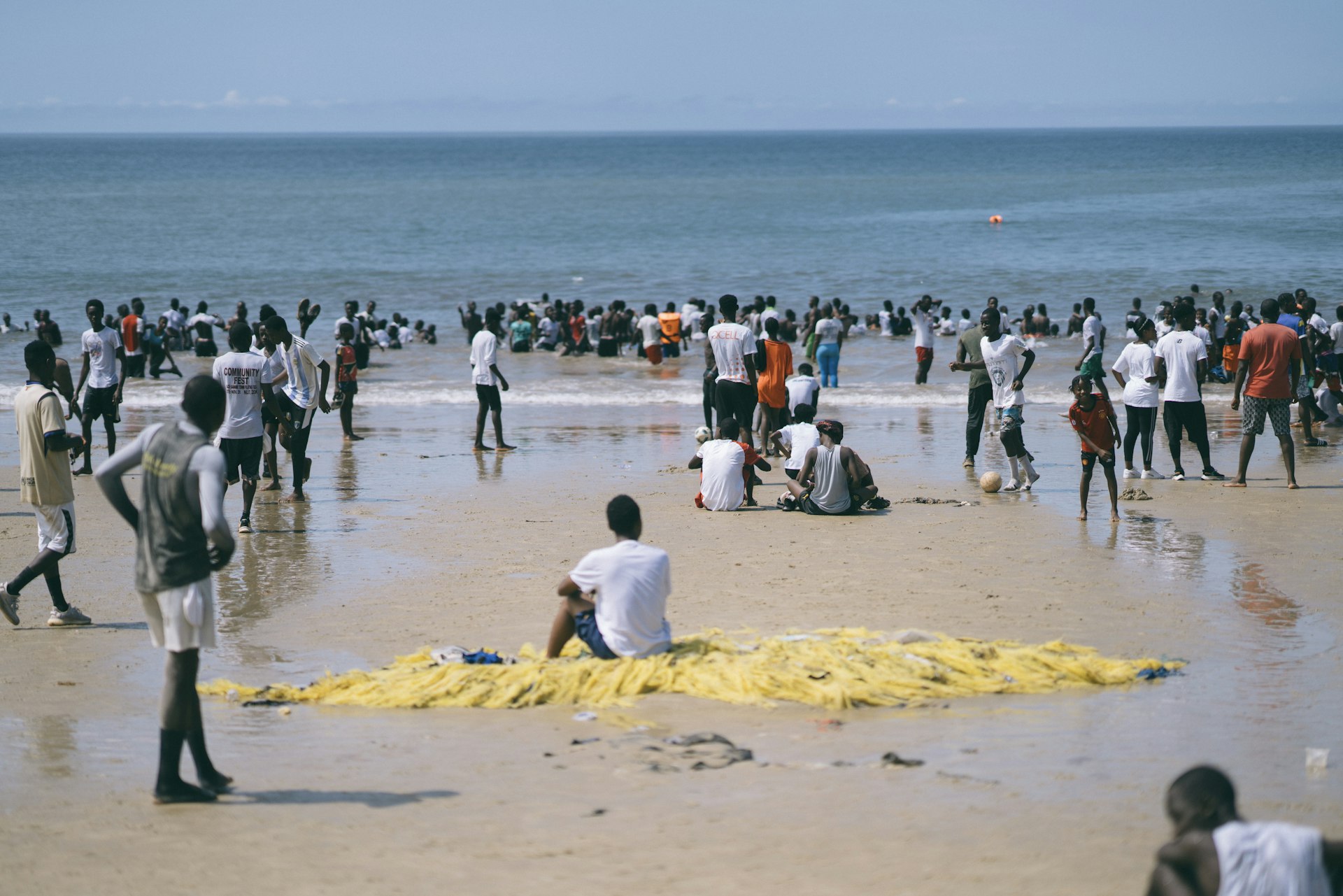 Foule de personnes profitant d une journée ensoleillée à la plage
