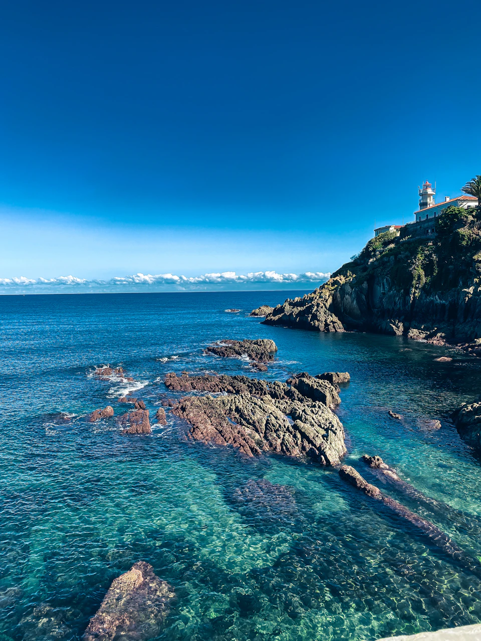 Phare sur la côte ensoleillée des Asturies