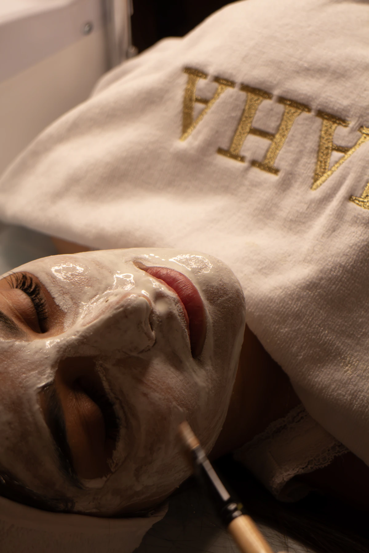 Facial treatment with a brush, brightening and softening the skin