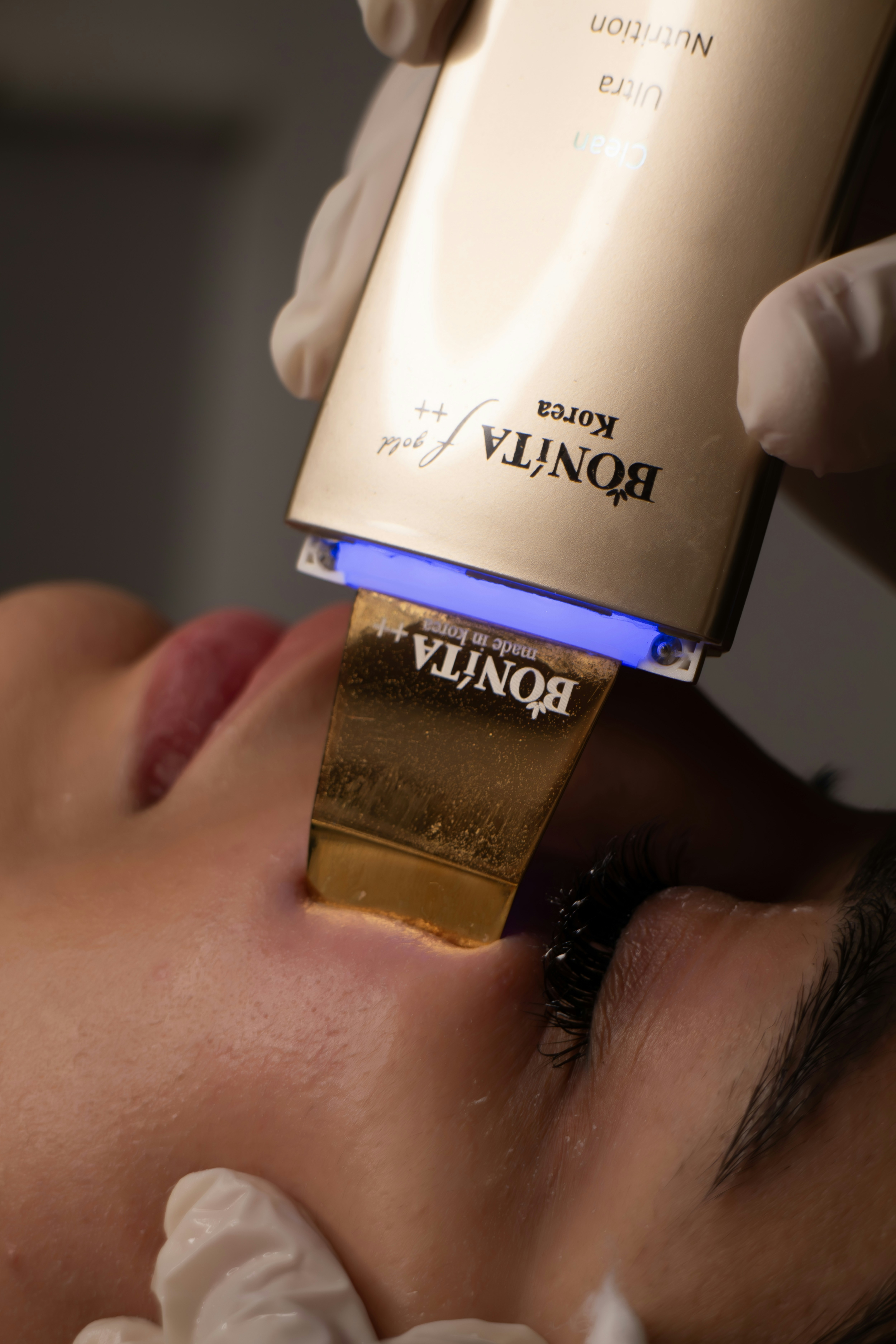 Individuálne ošetrenie pleti prispôsobené jej aktuálnym potrebám.