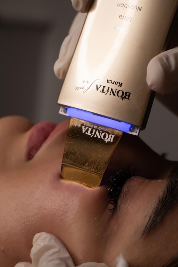 Aparato de tratamiento facial aplicado sobre el rostro de una clienta