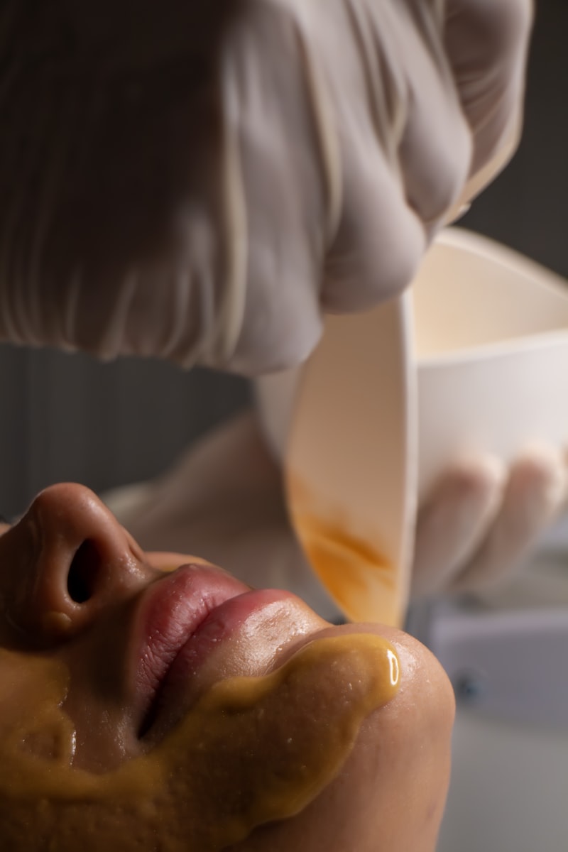 Esthéticienne appliquant un masque de soin visage