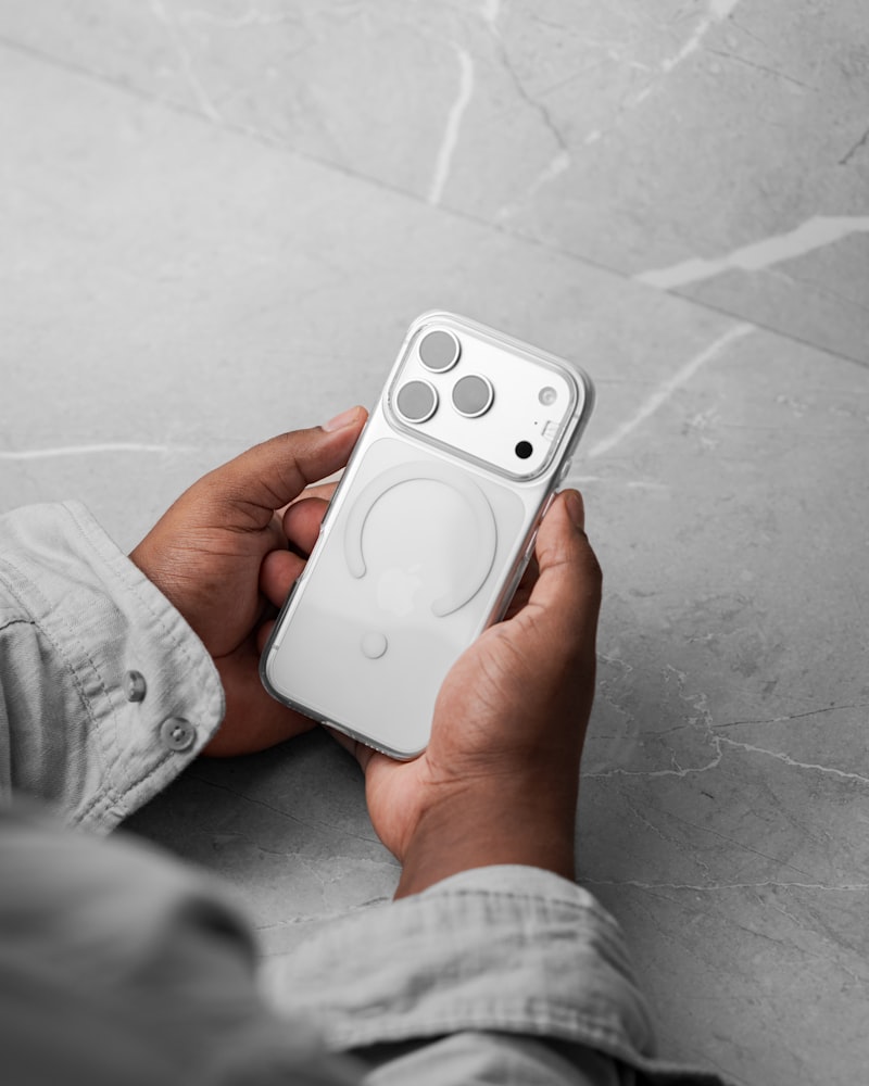 Hände halten eine transparente Smartphone-Hülle